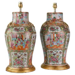 Paire de lampes de bureau anciennes chinoises en porcelaine de Canton du 19ème siècle, en forme de balustre