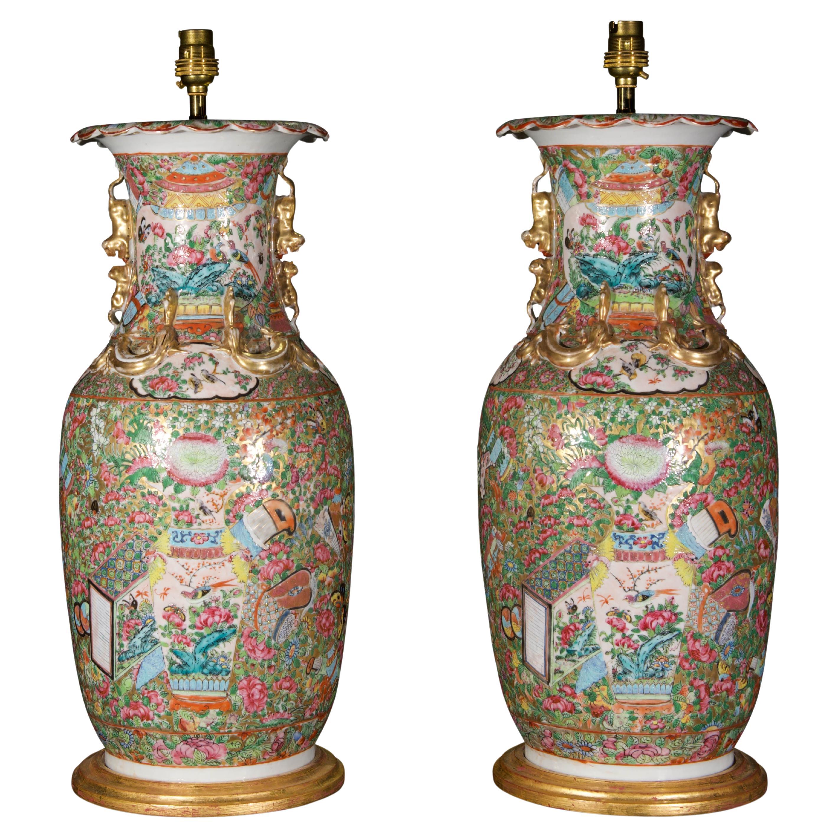 Paire de lampes de bureau anciennes chinoises en porcelaine de Canton du 19ème siècle, en forme de balustre en vente