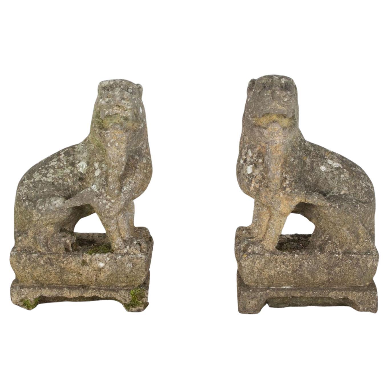 Paar chinesische geschnitzte Steinlöwen aus dem 19. im Angebot