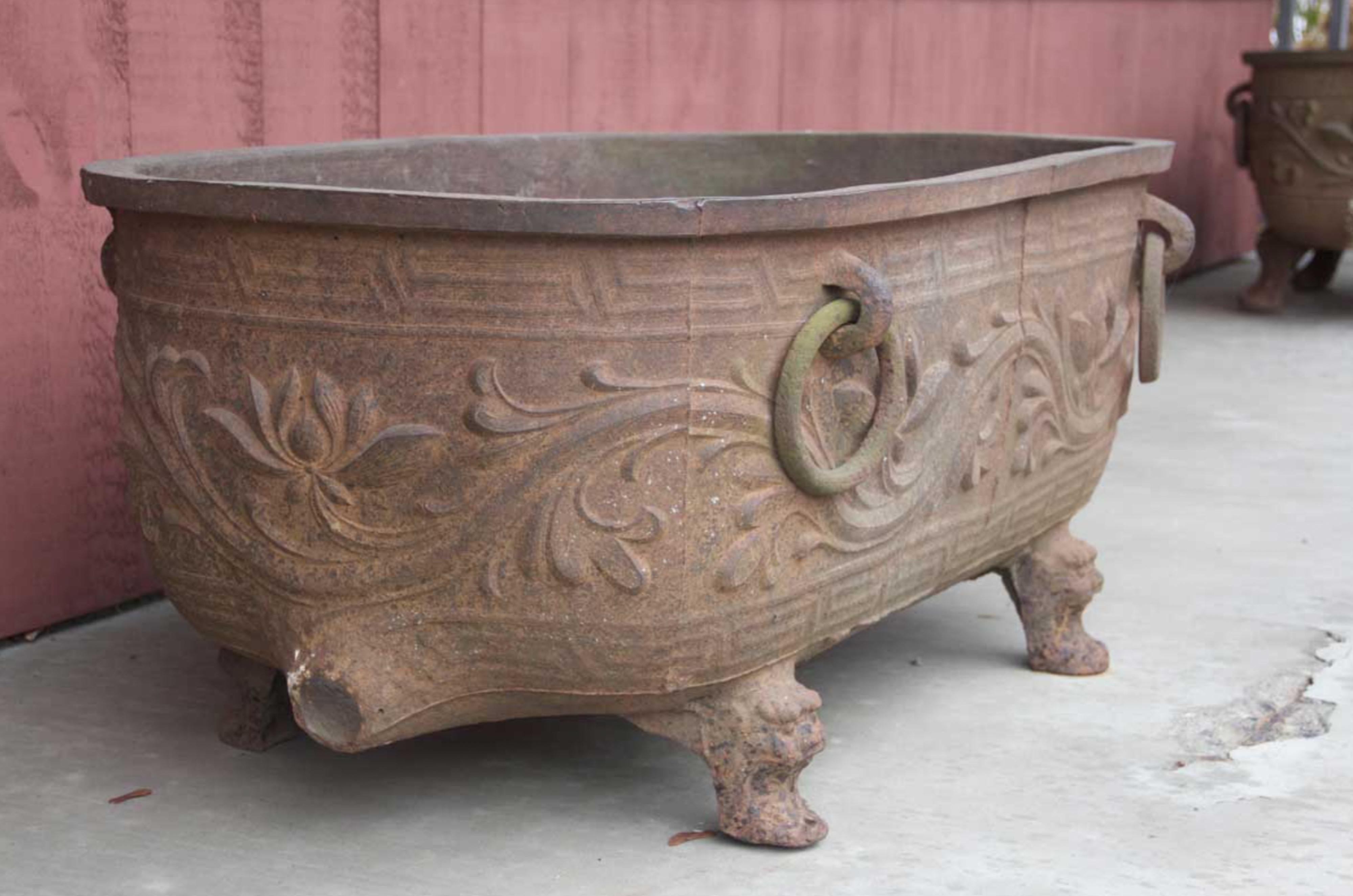 Coppia di vasche da bagno cinesi in ghisa del XIX secolo In condizioni discrete in vendita a Kent, CT