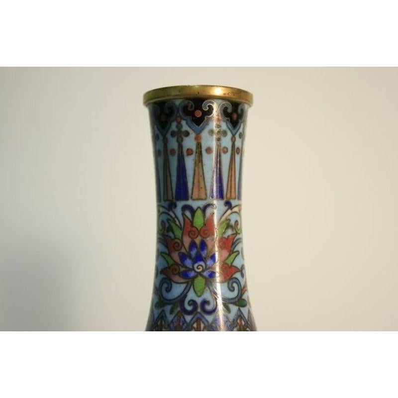 Pair of Chinese cloisonne vases of remarkable old quality, 16 cm high.

Additional information:
Material: copper & brass.
 