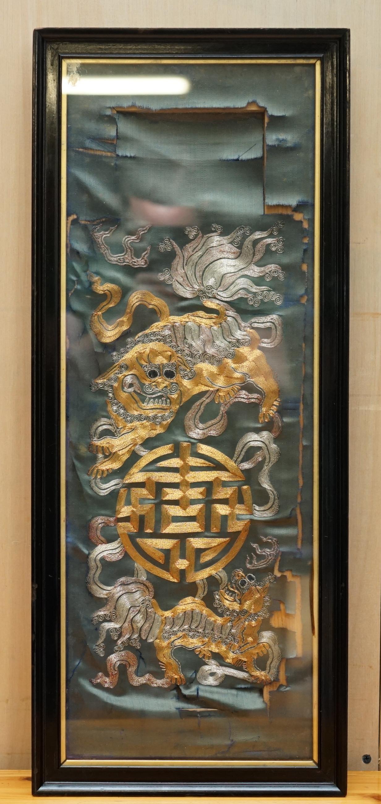 PAIR OF 19TH CENTURY CHINESE DRAGON FOO DOG GOLDENE silberfarbeneSTITCH- SEIDENBROIDERIEs im Angebot 7