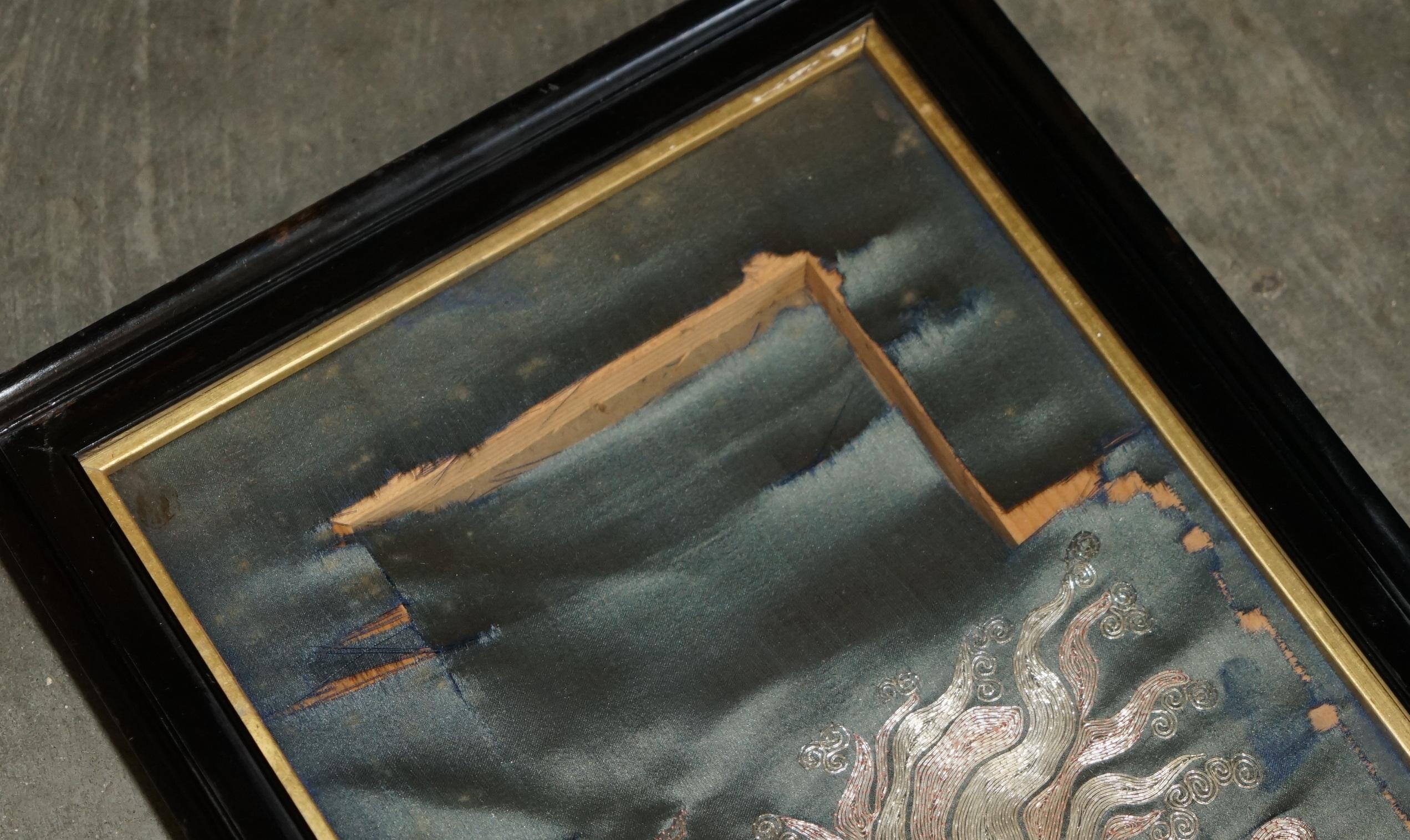 PAIR OF 19TH CENTURY CHINESE DRAGON FOO DOG GOLDENE silberfarbeneSTITCH- SEIDENBROIDERIEs im Angebot 8
