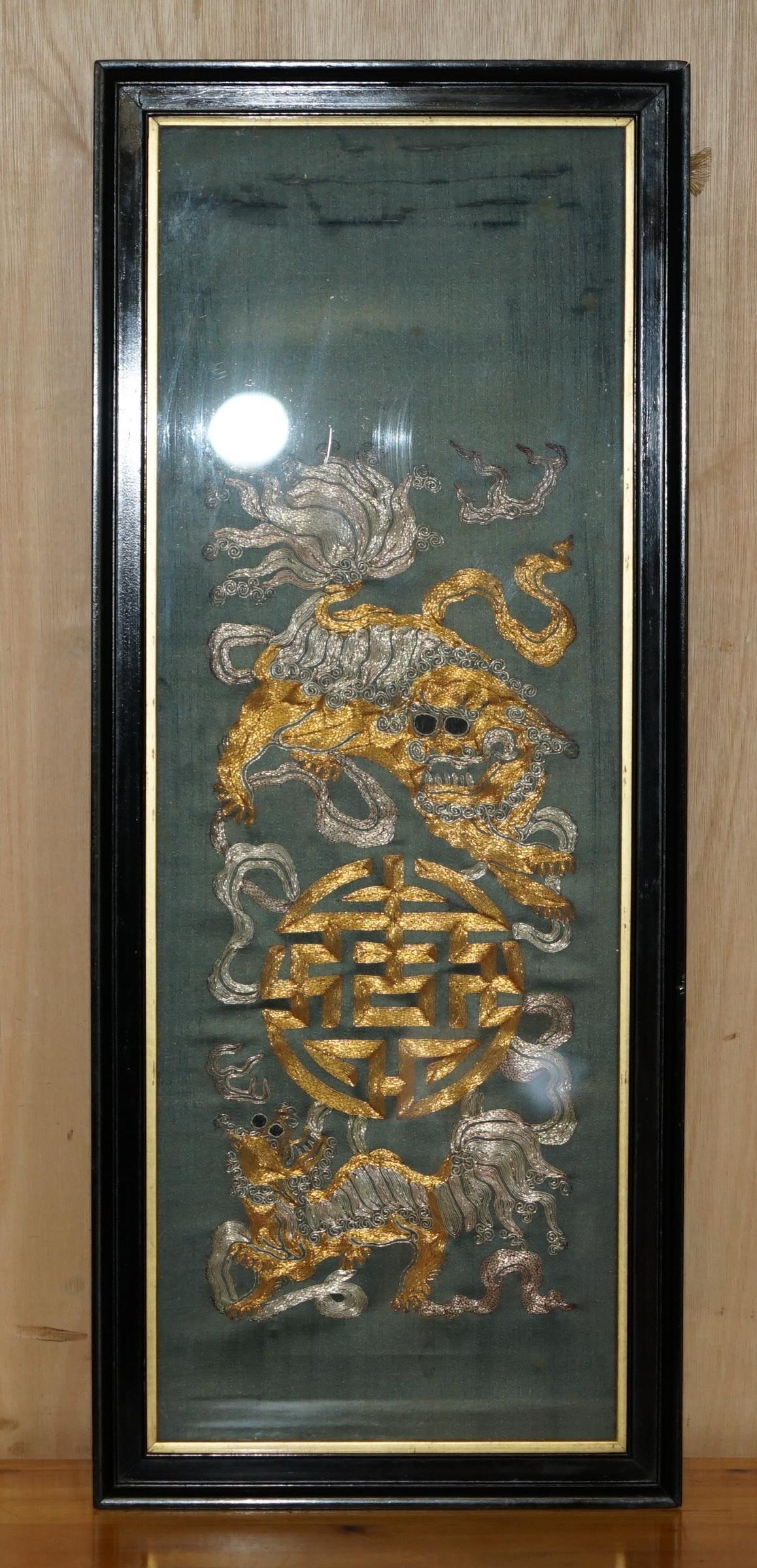 Royal House Antiques

Royal House Antiques freut sich, dieses atemberaubende Paar originaler chinesischer Wandteppiche mit Gold- und Silberfäden auf Seide aus der Zeit um 1880, die chinesische Foo Dogs und Drachen darstellen, zum Verkauf anbieten zu
