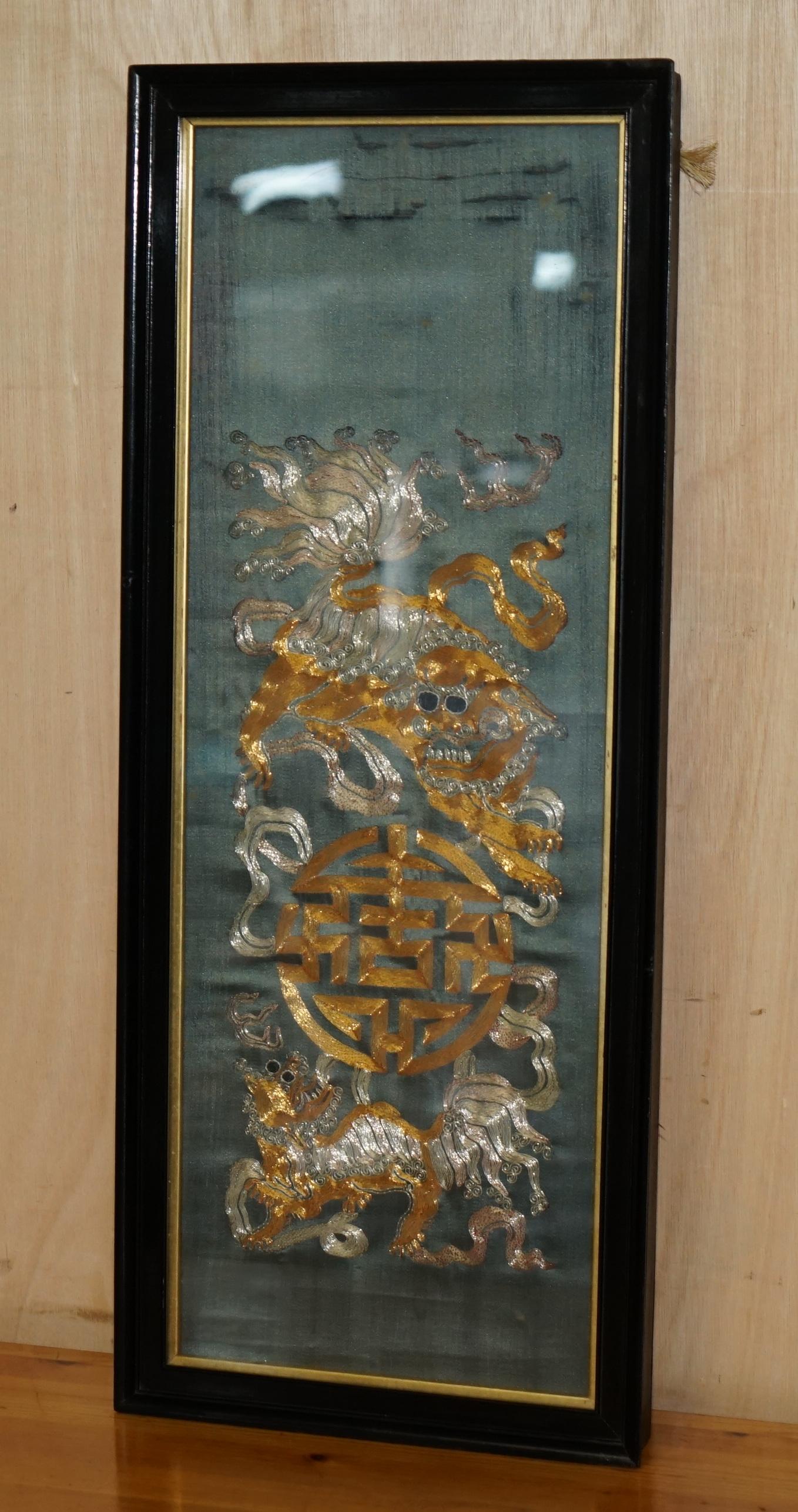 PAIR OF 19TH CENTURY CHINESE DRAGON FOO DOG GOLDENE silberfarbeneSTITCH- SEIDENBROIDERIEs (Chinesisch) im Angebot