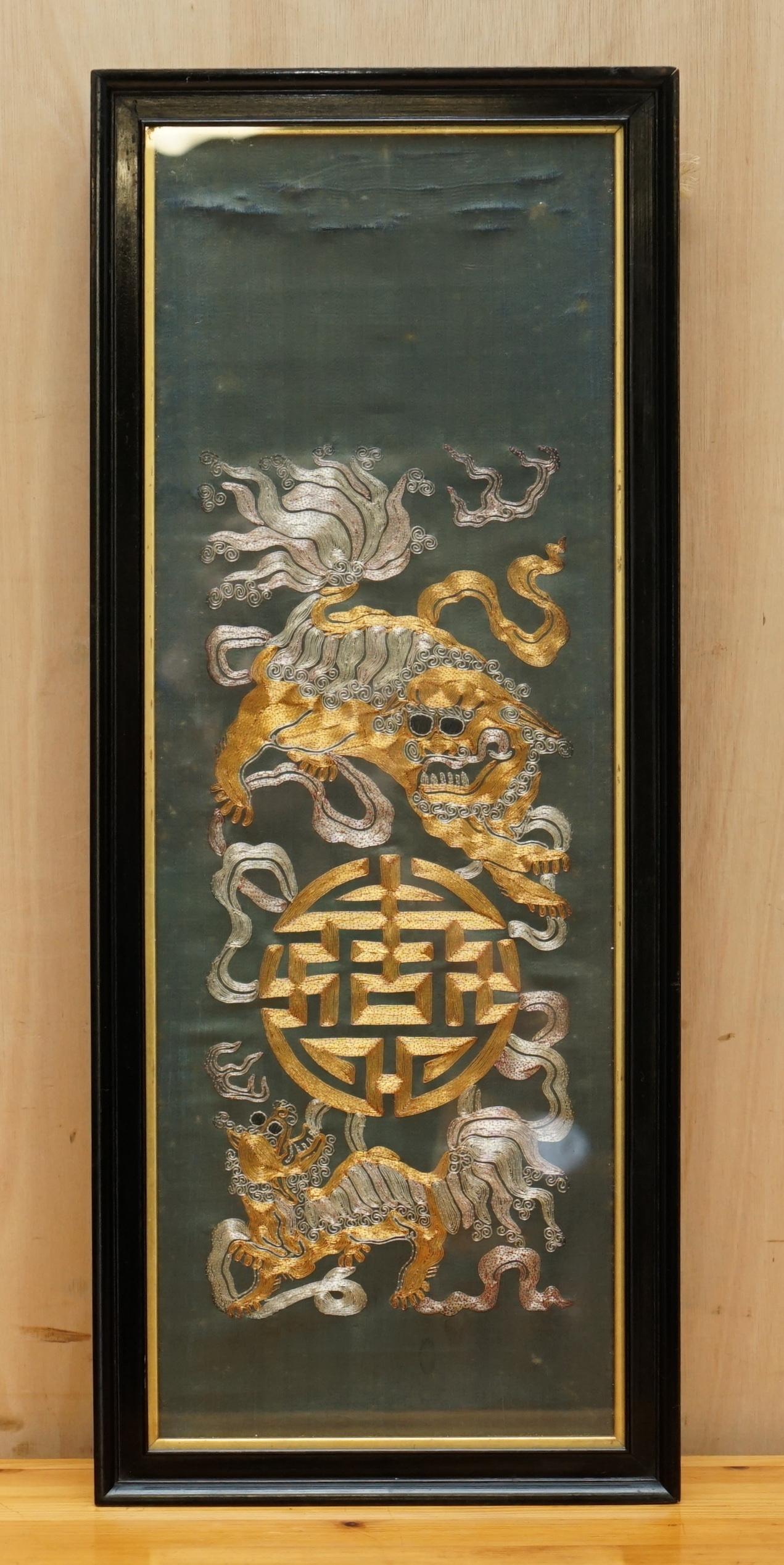 PAIR OF 19TH CENTURY CHINESE DRAGON FOO DOG GOLDENE silberfarbeneSTITCH- SEIDENBROIDERIEs (Handgefertigt) im Angebot