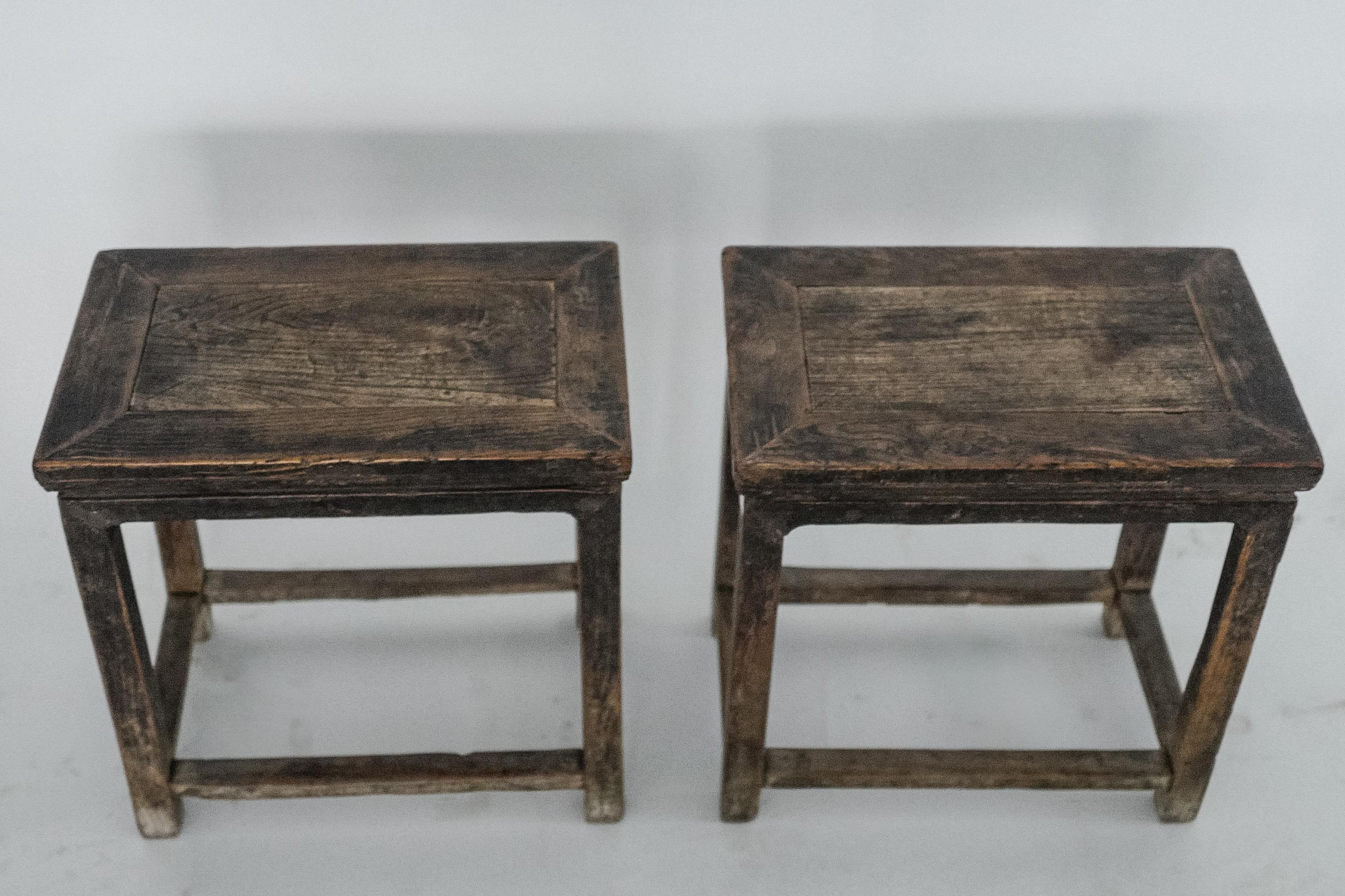 Dieses Paar Beistelltische aus chinesischer Ulme aus dem 19. Jahrhundert zeichnet sich durch zeitlose Handwerkskunst und eine schön gealterte dunkle Patina aus, die ihren authentischen Charme unterstreicht. Die aus massiver Ulme gefertigten Tische