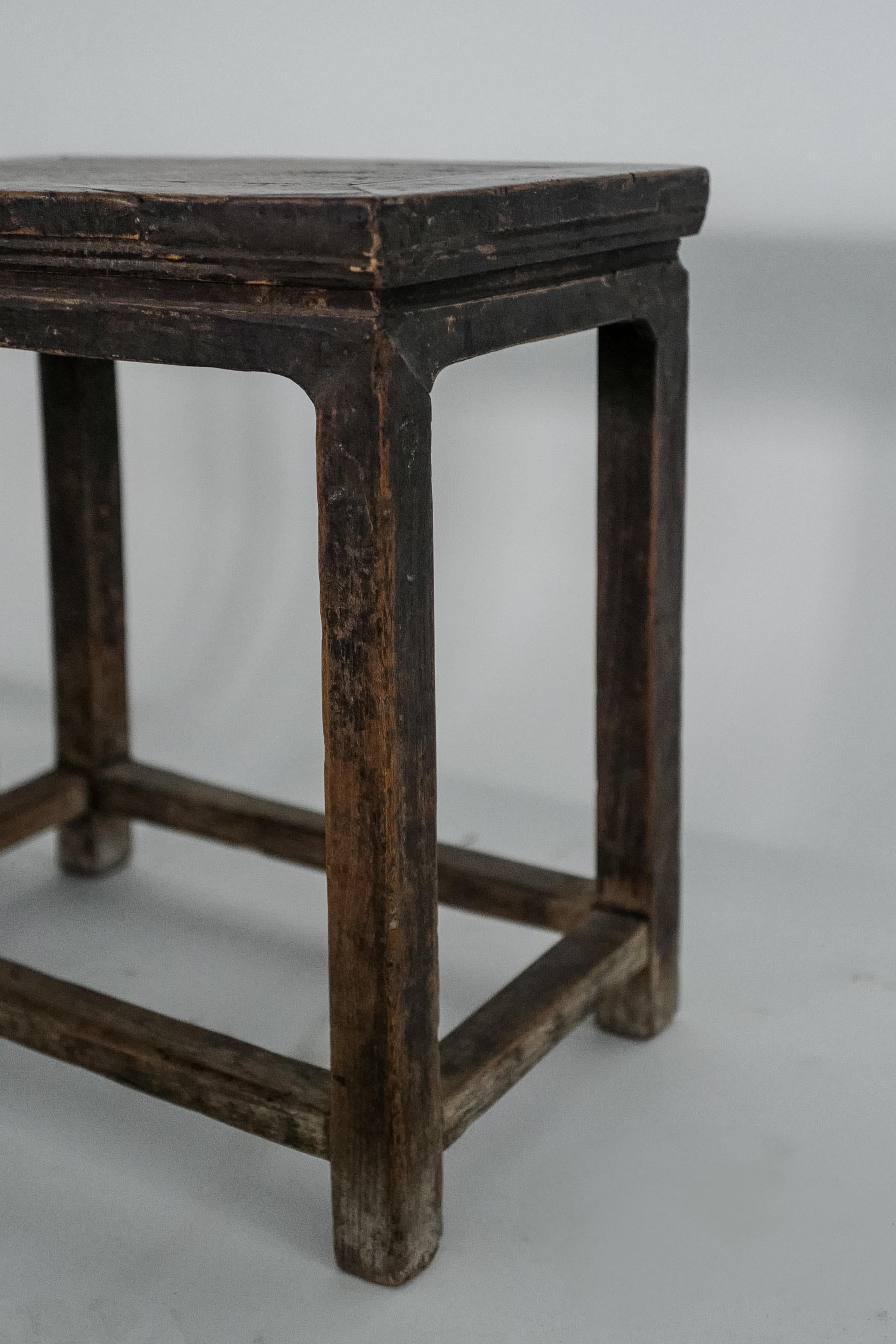 Paar chinesische Ulmenbeistelltische aus dem 19. Jahrhundert - Dunkle Patina Antike Beistelltische (Chinesisch) im Angebot