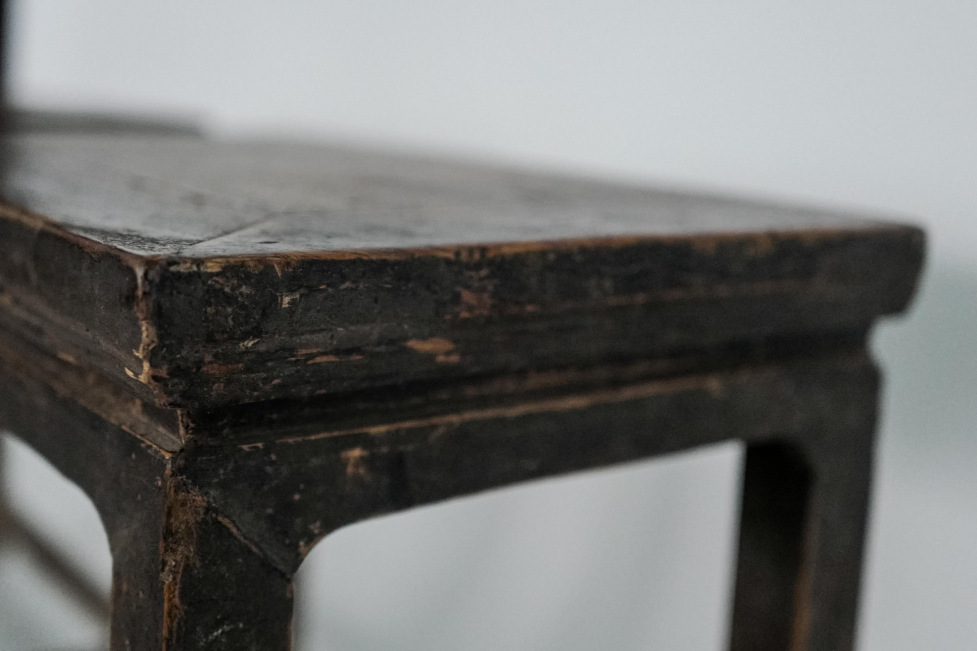 Paar chinesische Ulmenbeistelltische aus dem 19. Jahrhundert - Dunkle Patina Antike Beistelltische (Ulmenholz) im Angebot