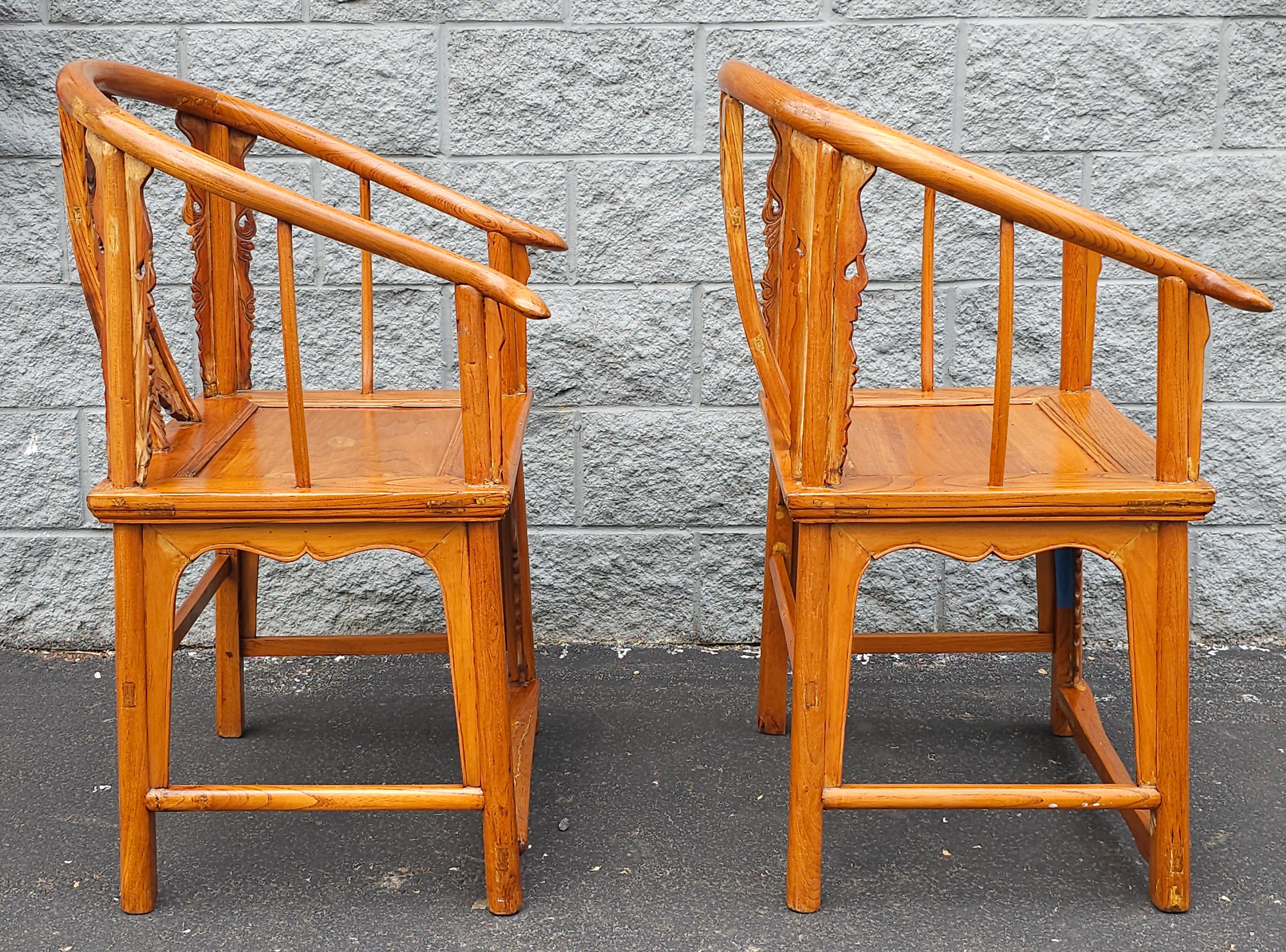 XIXe siècle Paire de fauteuils Qing du 19ème siècle en bois d'orme à dossier en fer à cheval en vente