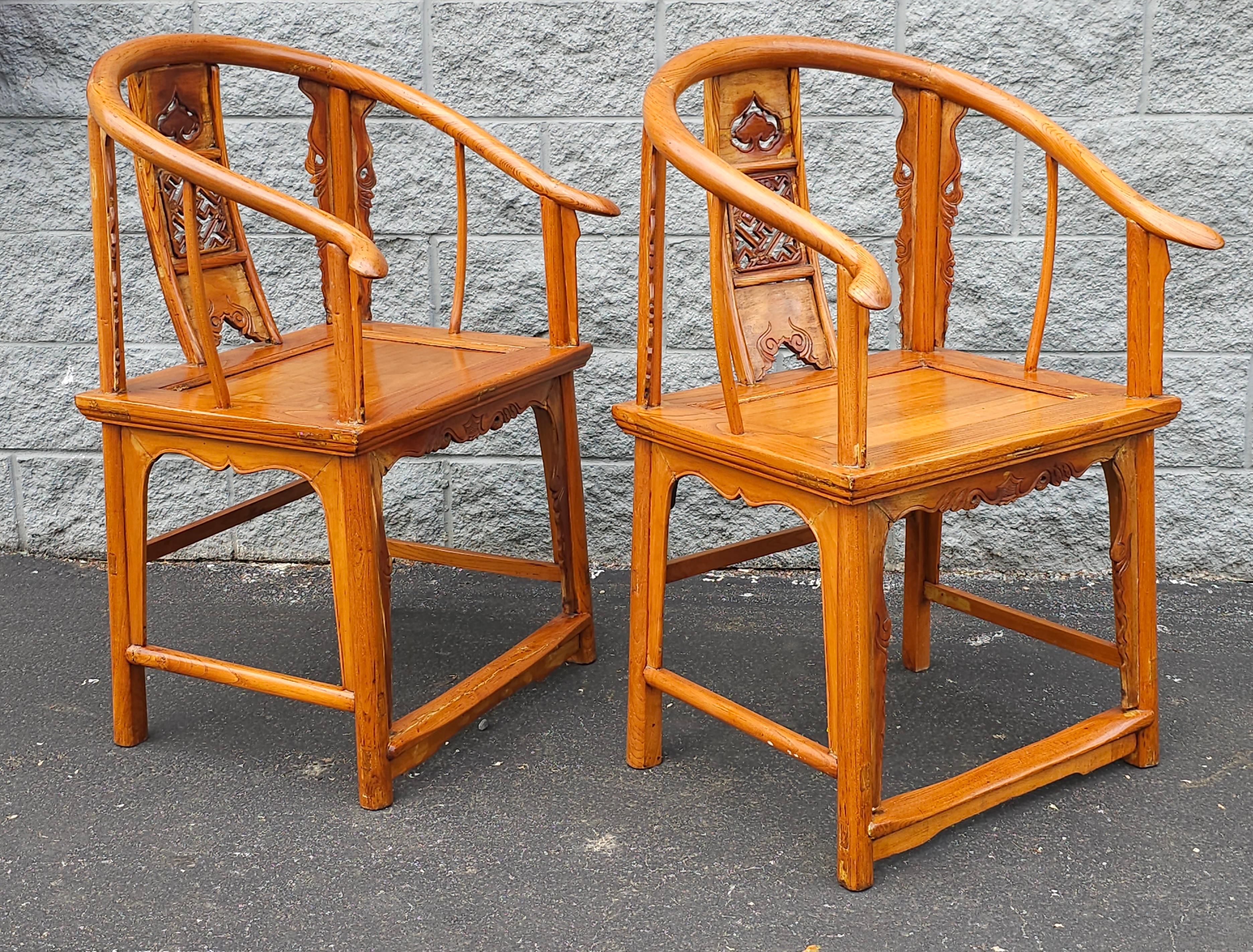 Orme Paire de fauteuils Qing du 19ème siècle en bois d'orme à dossier en fer à cheval en vente