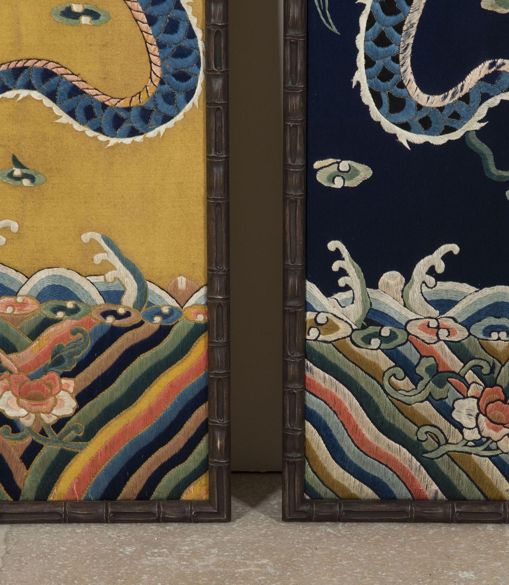 Une superbe paire de panneaux muraux en soie chinoise du 19ème siècle. Richement brodée, elle intègre le motif classique de la dynastie Qing du dragon impérial à cinq griffes, symbole de pouvoir et d'autorité. Représenté ici émergeant d'un fond de
