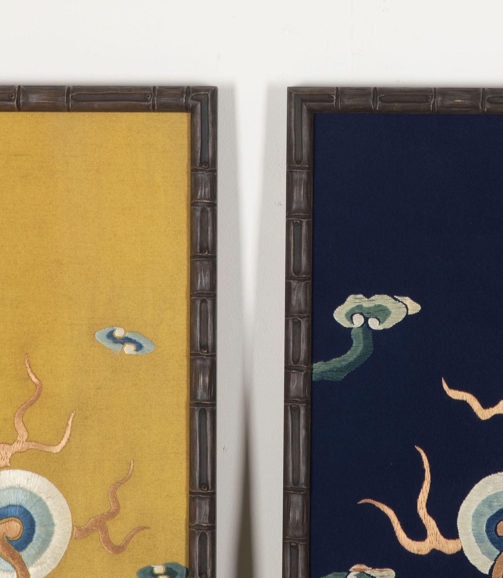 Chinoiseries Paire de panneaux de soie brodée chinoise du 19e siècle en vente