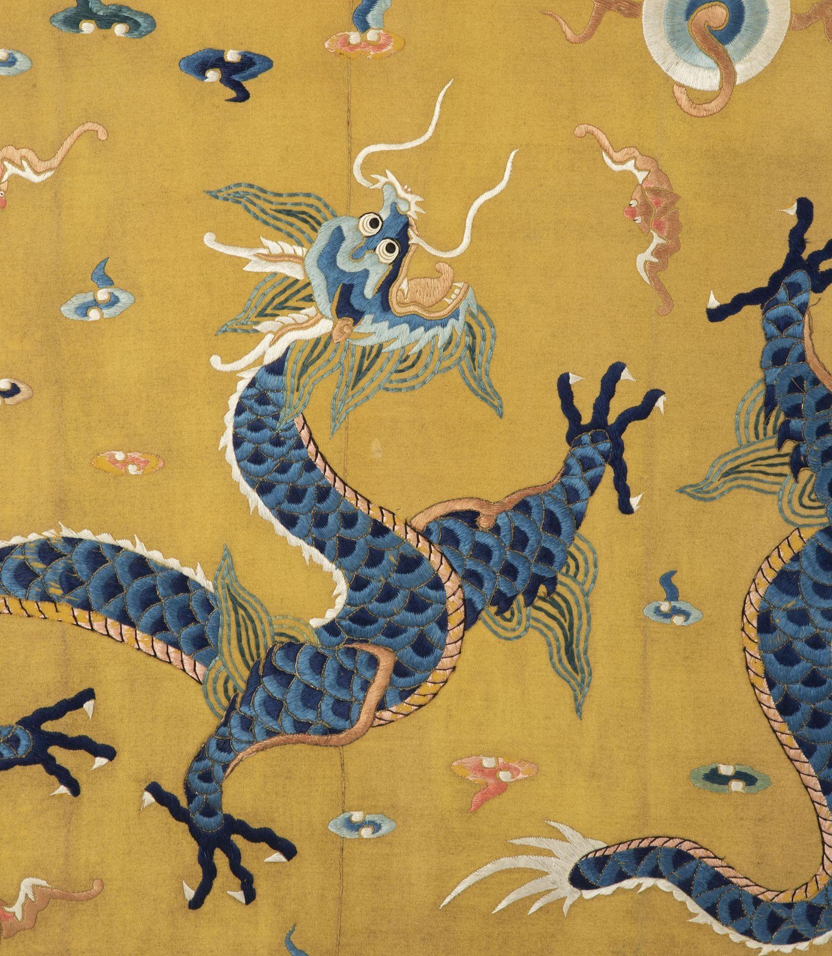 Paire de panneaux de soie brodée chinoise du 19e siècle Bon état - En vente à Gloucestershire, GB