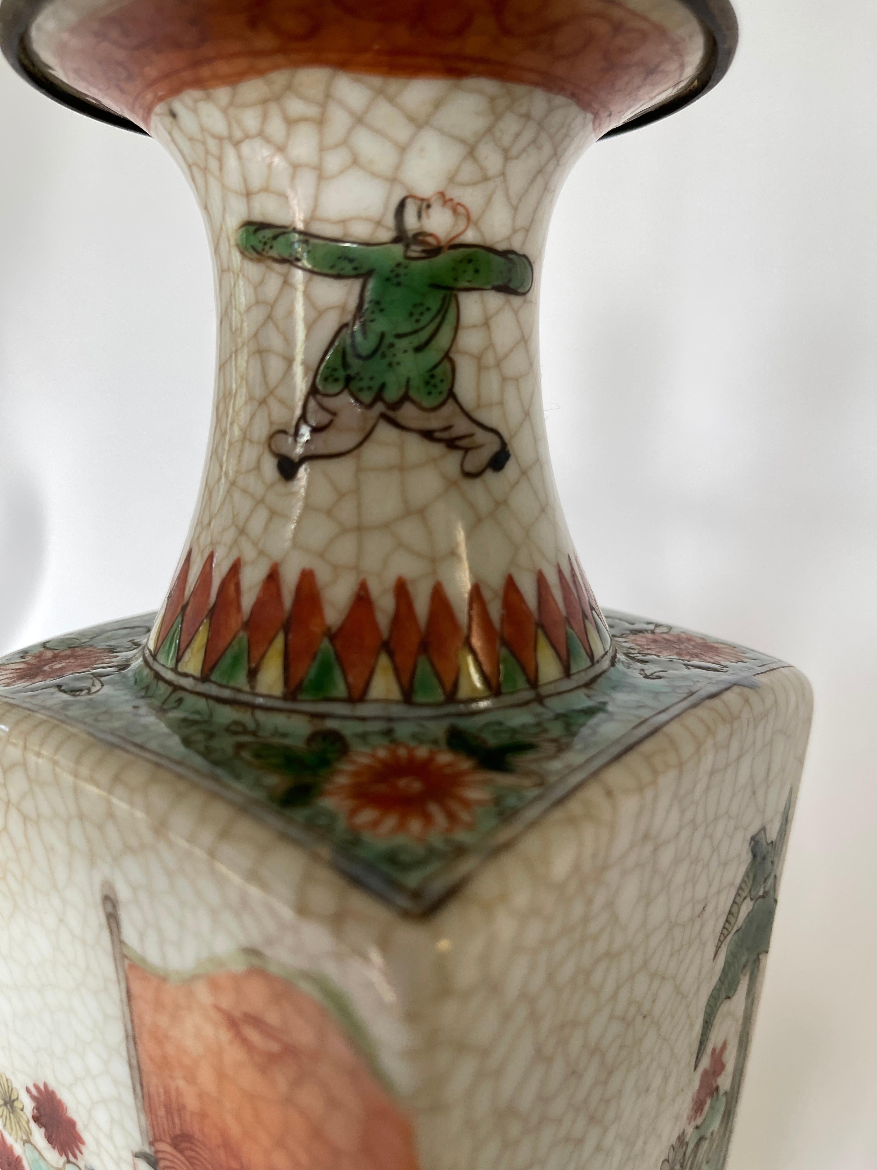 Paire de lampes à vase d'exportation chinoise du 19ème siècle en forme de craquelures sur socle en bois sculpté en vente 2
