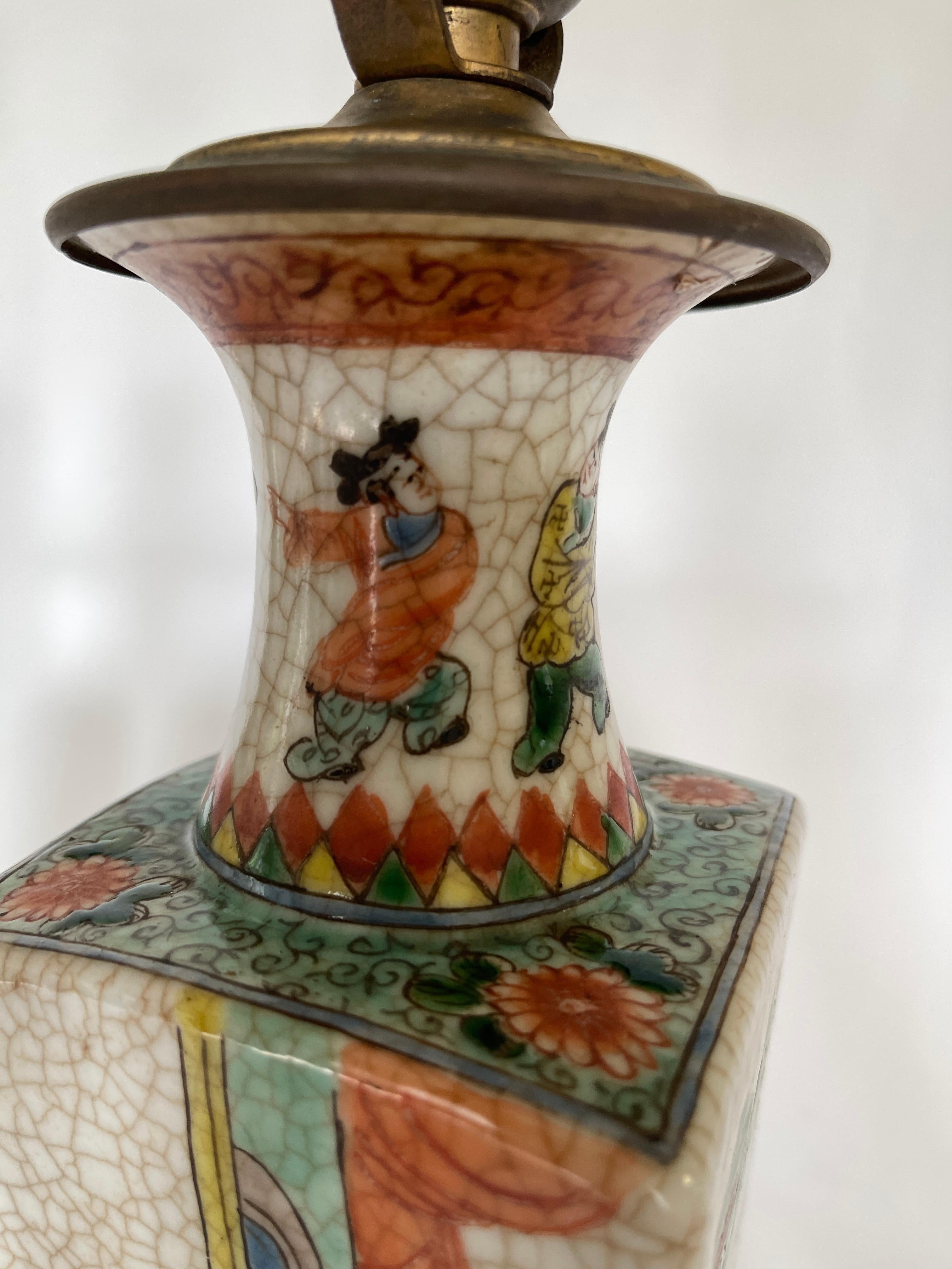 Paire de lampes à vase d'exportation chinoise du 19ème siècle en forme de craquelures sur socle en bois sculpté en vente 3
