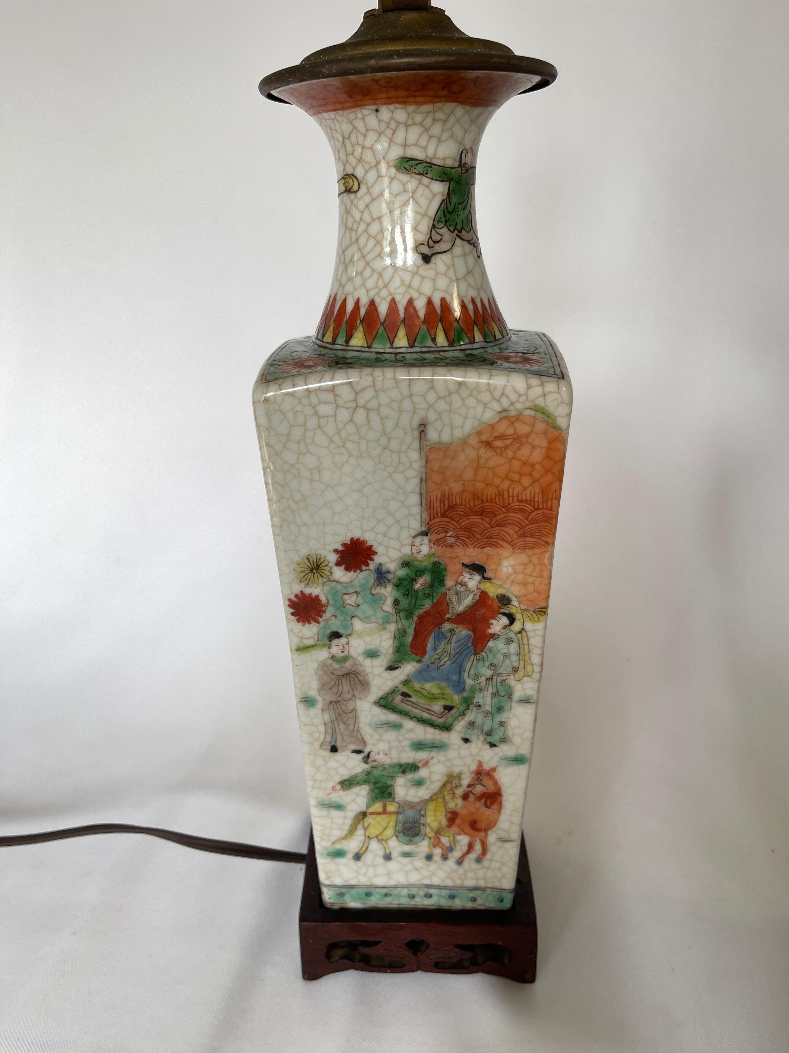 Paar chinesische Export-Krakelware-Vasenlampen aus dem 19. Jahrhundert auf geschnitzten Holzsockeln (Chinesischer Export) im Angebot