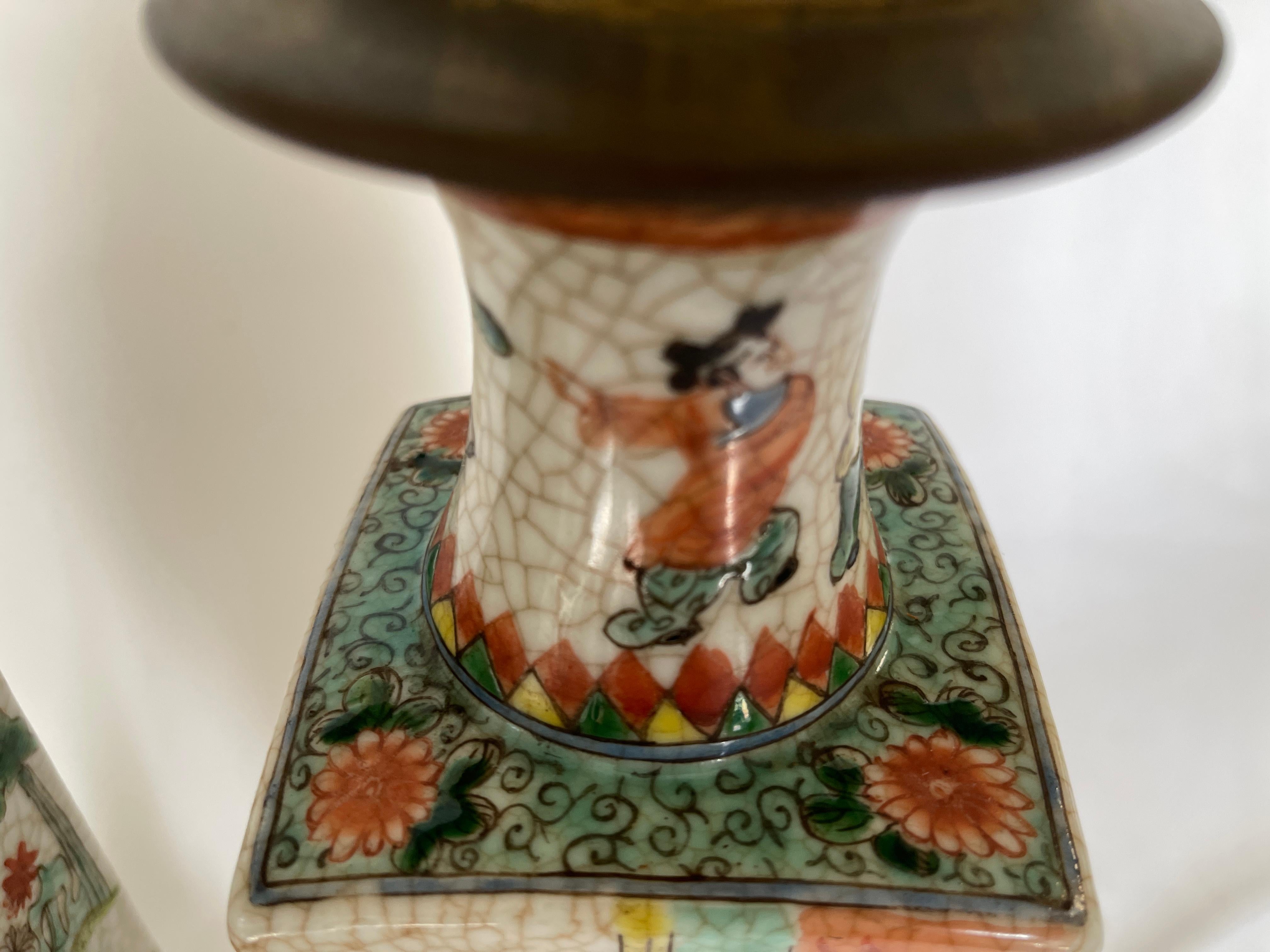 Sculpté à la main Paire de lampes à vase d'exportation chinoise du 19ème siècle en forme de craquelures sur socle en bois sculpté en vente
