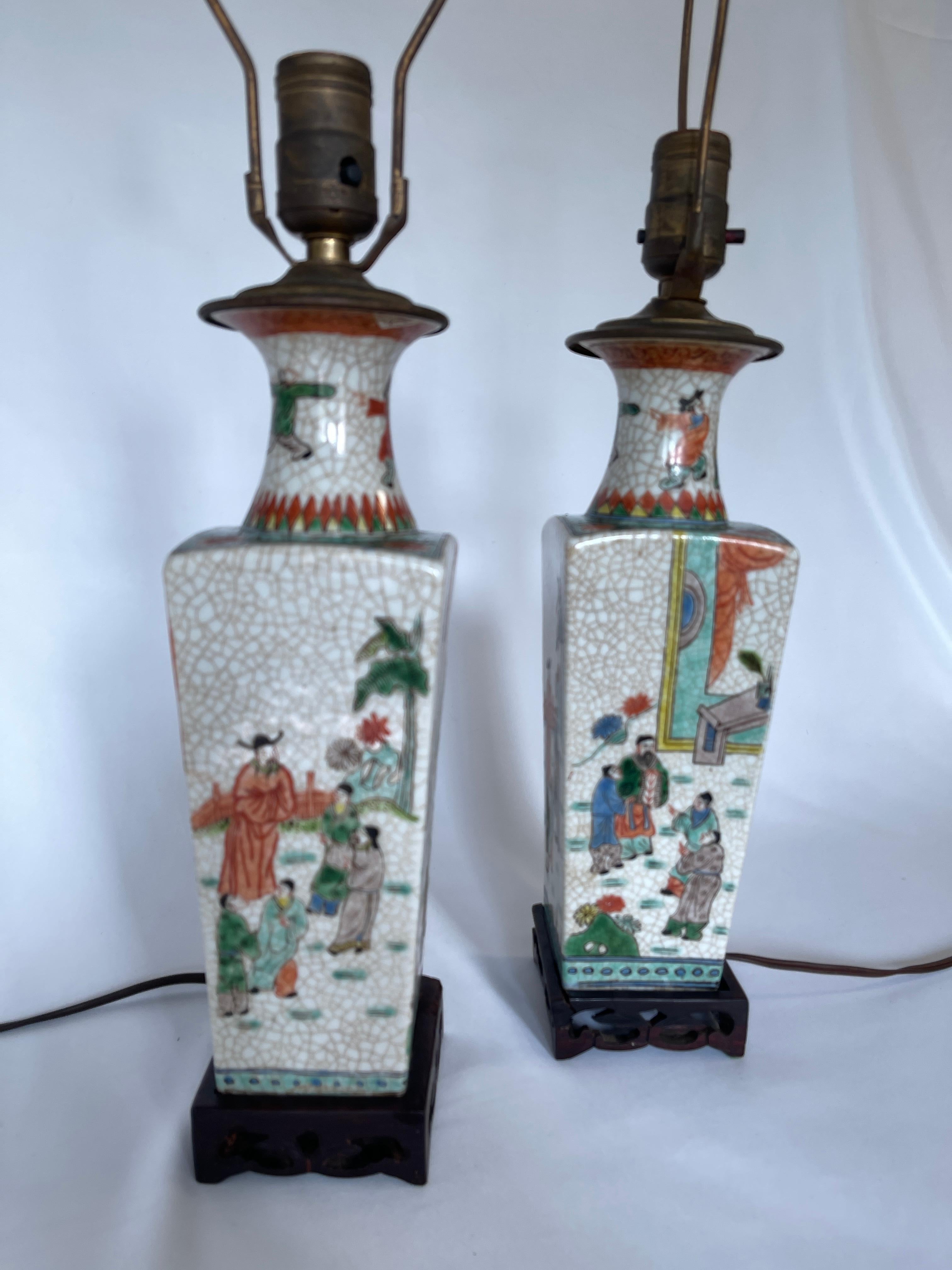 Bois de feuillus Paire de lampes à vase d'exportation chinoise du 19ème siècle en forme de craquelures sur socle en bois sculpté en vente