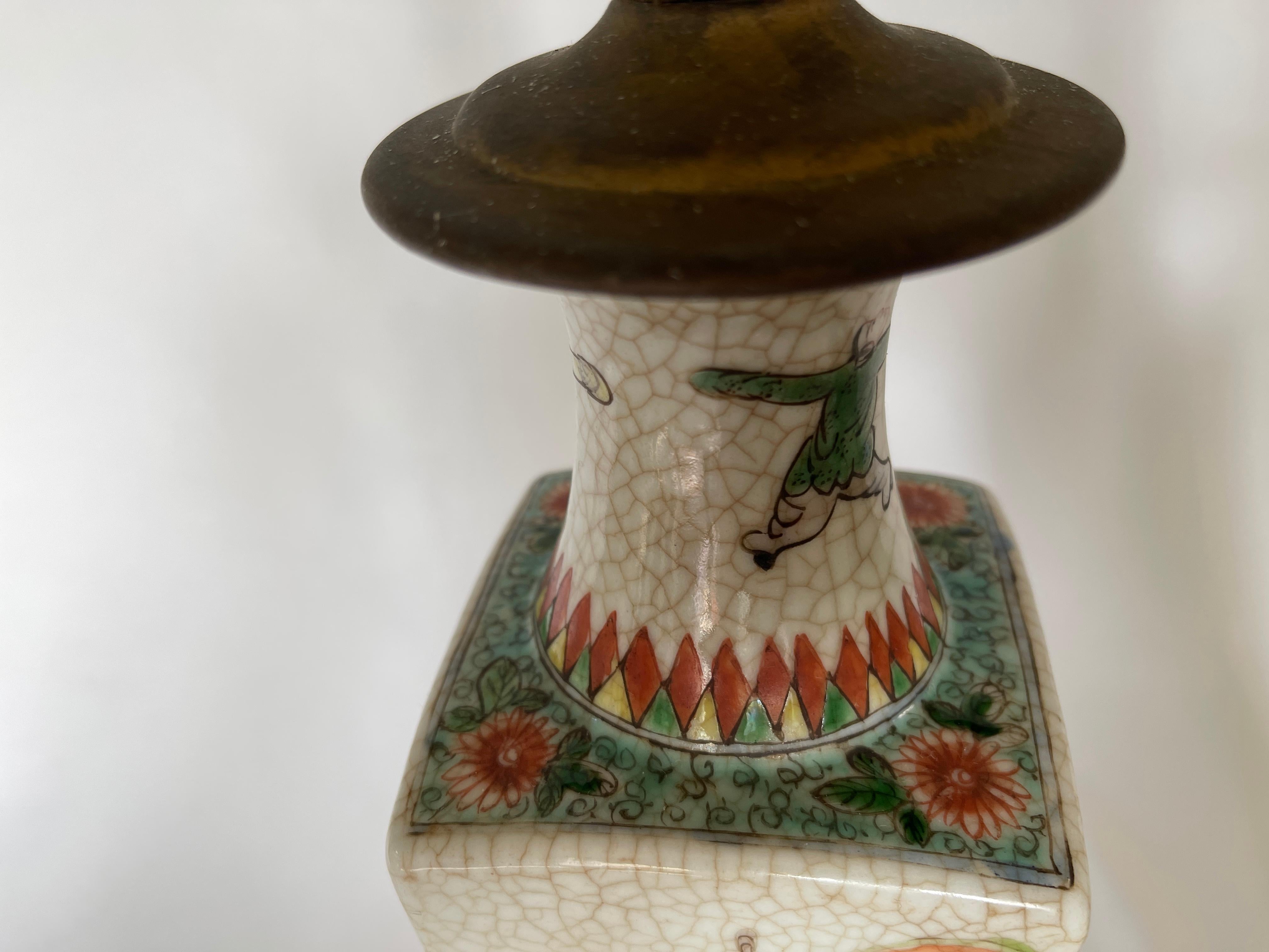 Paire de lampes à vase d'exportation chinoise du 19ème siècle en forme de craquelures sur socle en bois sculpté en vente 1