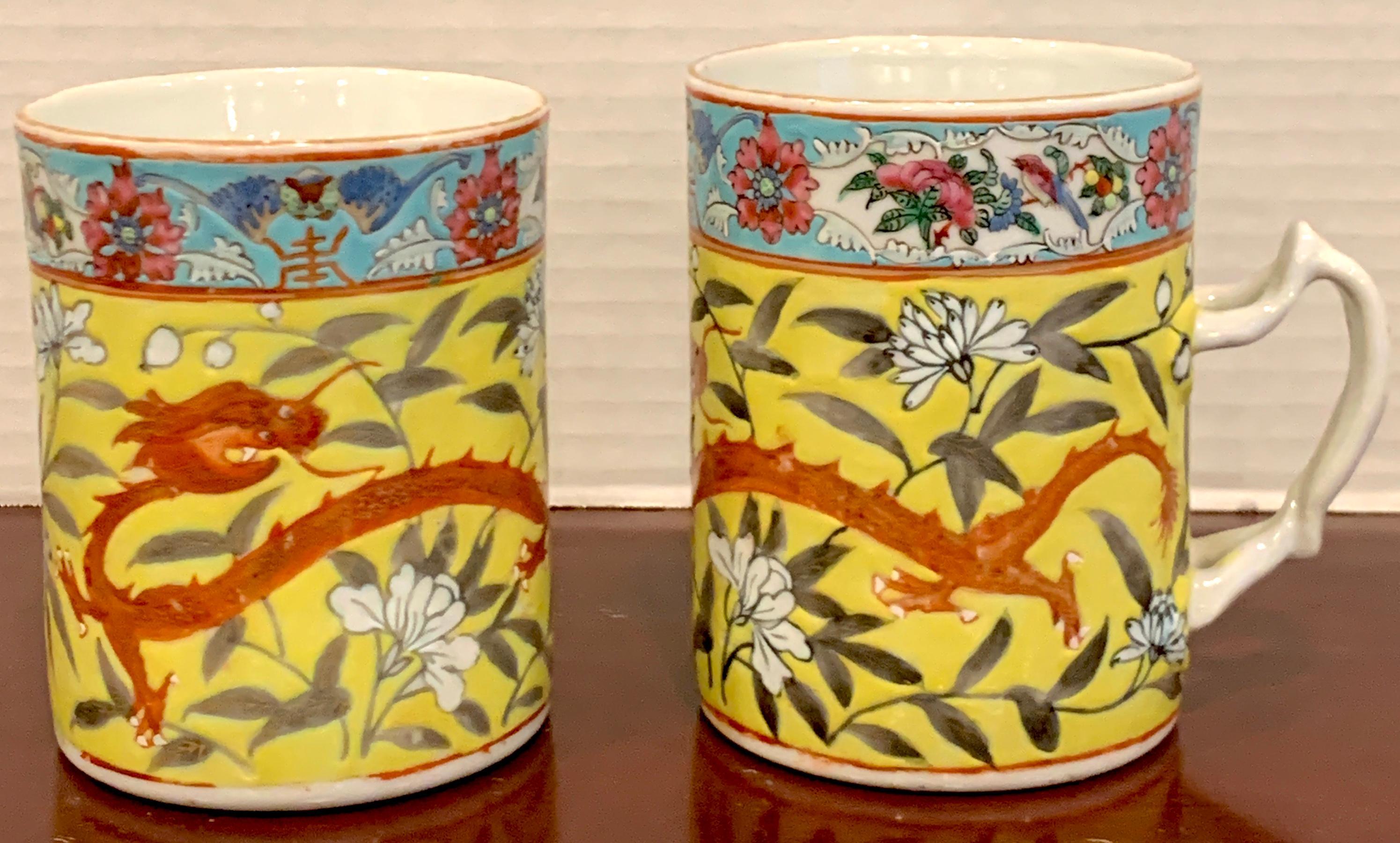 Paar chinesische Famille Verte-Tassen mit gelbem Drachenmotiv aus dem 19. Jahrhundert. Jede Tasse ist mit einem vierzackigen Drachen vor einem gelben Blumenhintergrund verziert. Jedes Stück misst 4,75