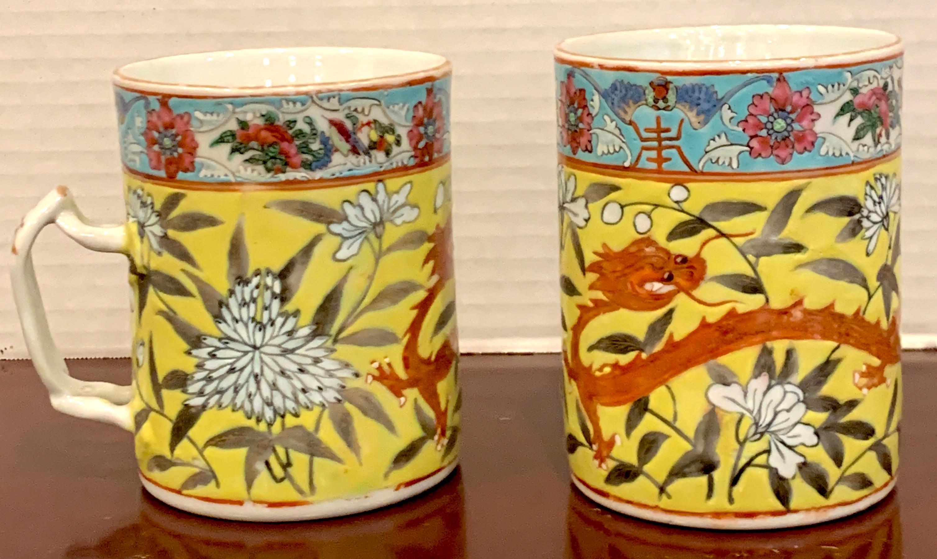 Peint à la main Paire de tasses d'exportation chinoise du 19ème siècle à motif de dragon jaune Famille Verte en vente