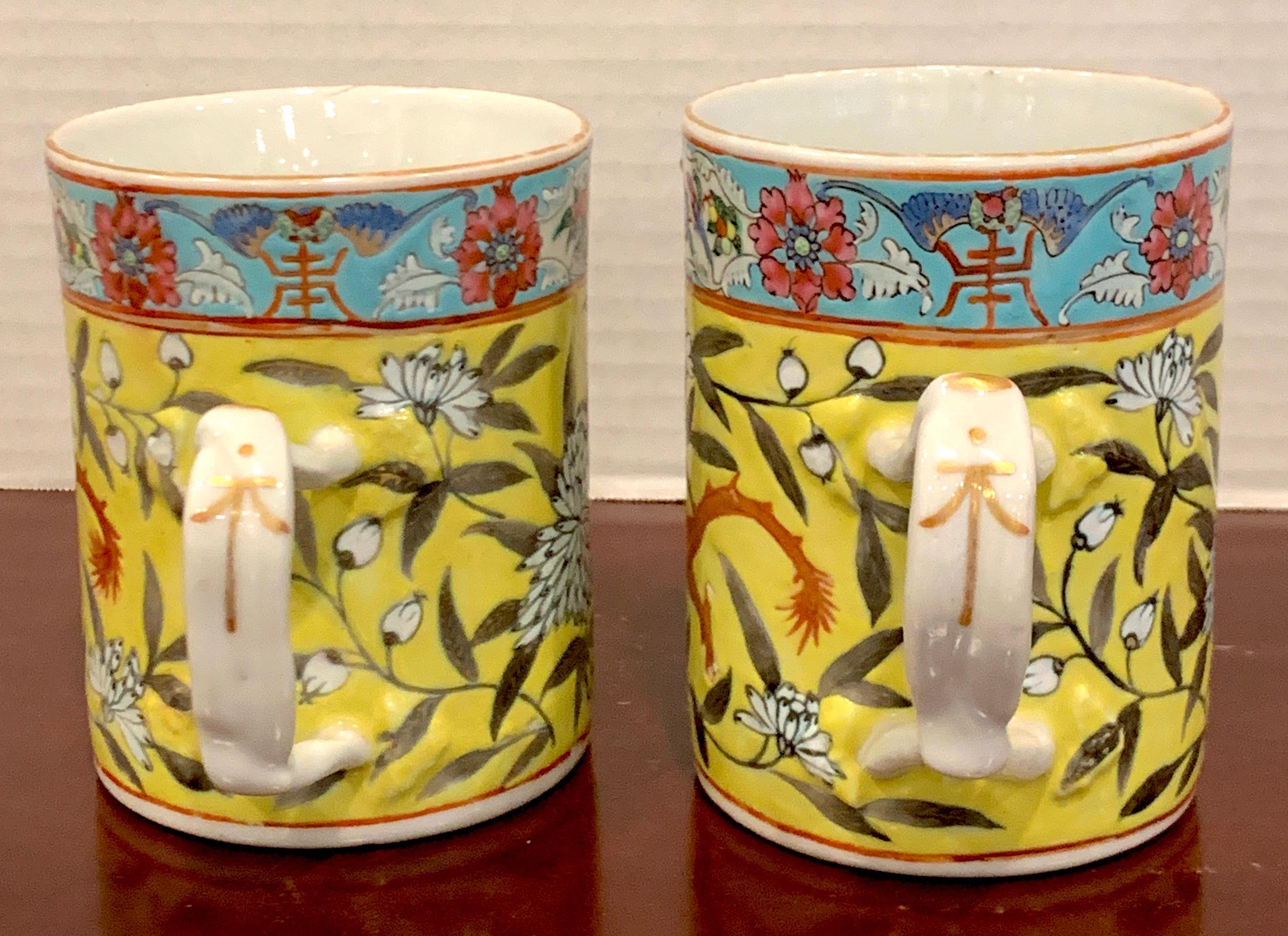 XIXe siècle Paire de tasses d'exportation chinoise du 19ème siècle à motif de dragon jaune Famille Verte en vente