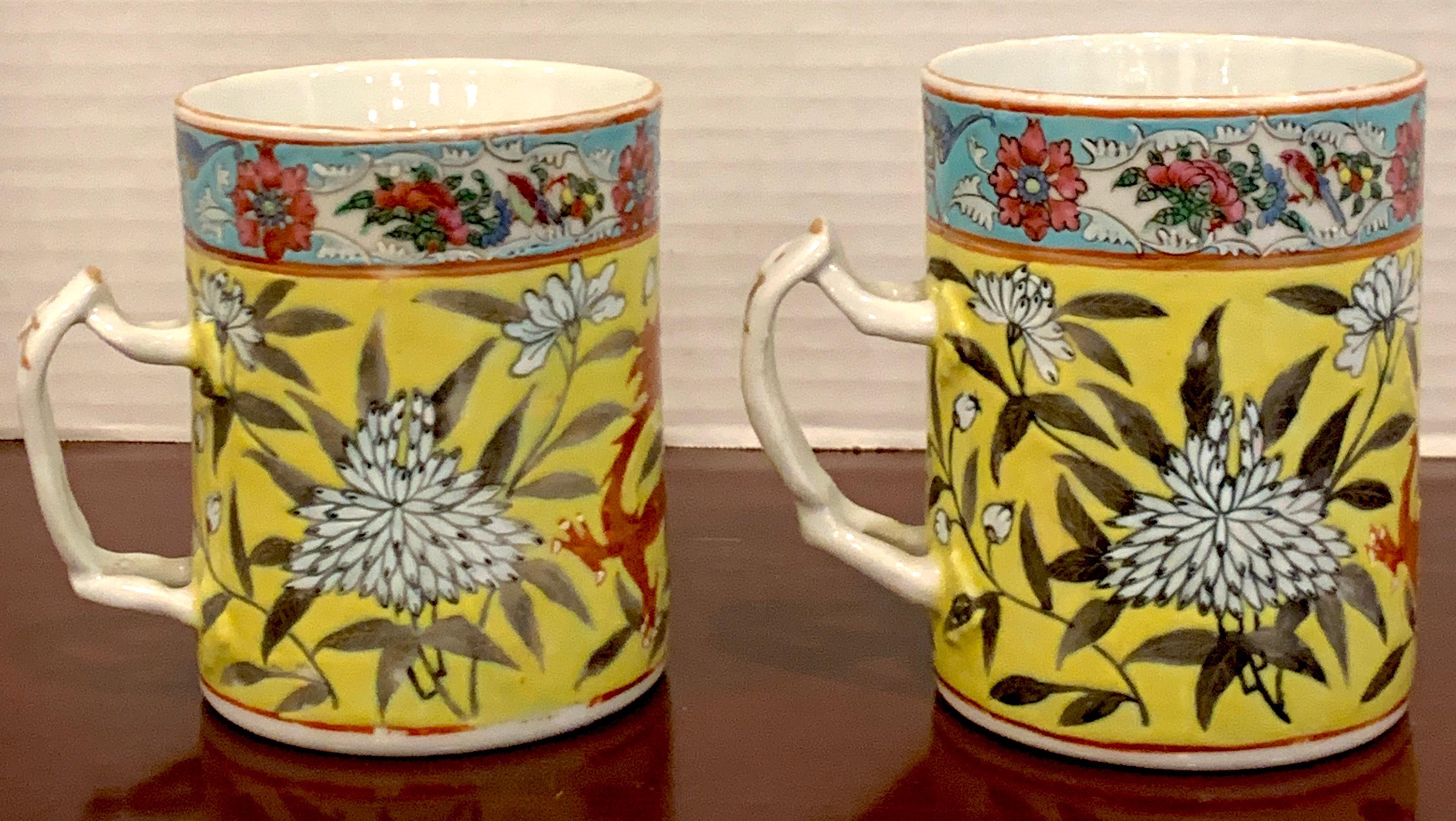 Porcelaine Paire de tasses d'exportation chinoise du 19ème siècle à motif de dragon jaune Famille Verte en vente