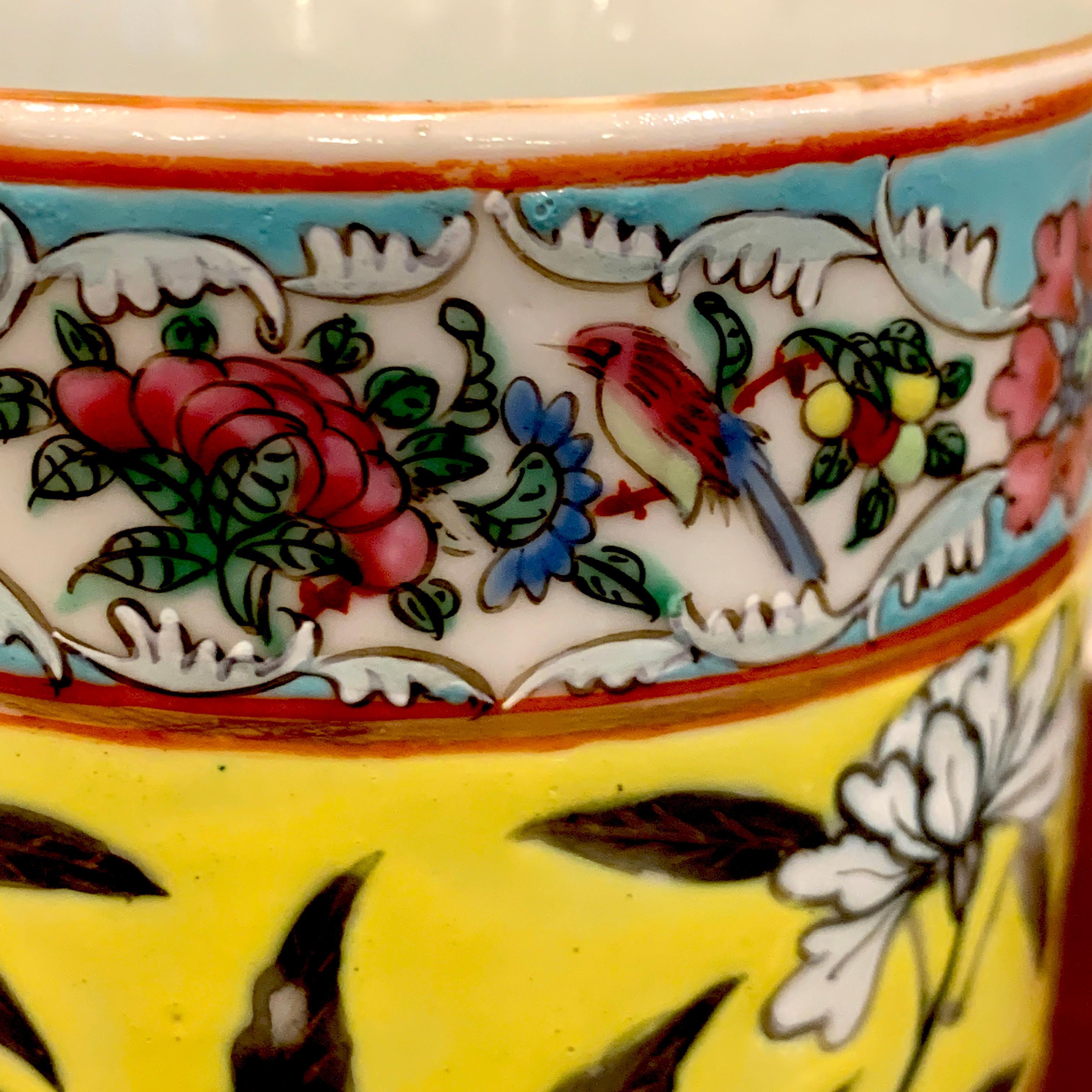 Paire de tasses d'exportation chinoise du 19ème siècle à motif de dragon jaune Famille Verte en vente 1