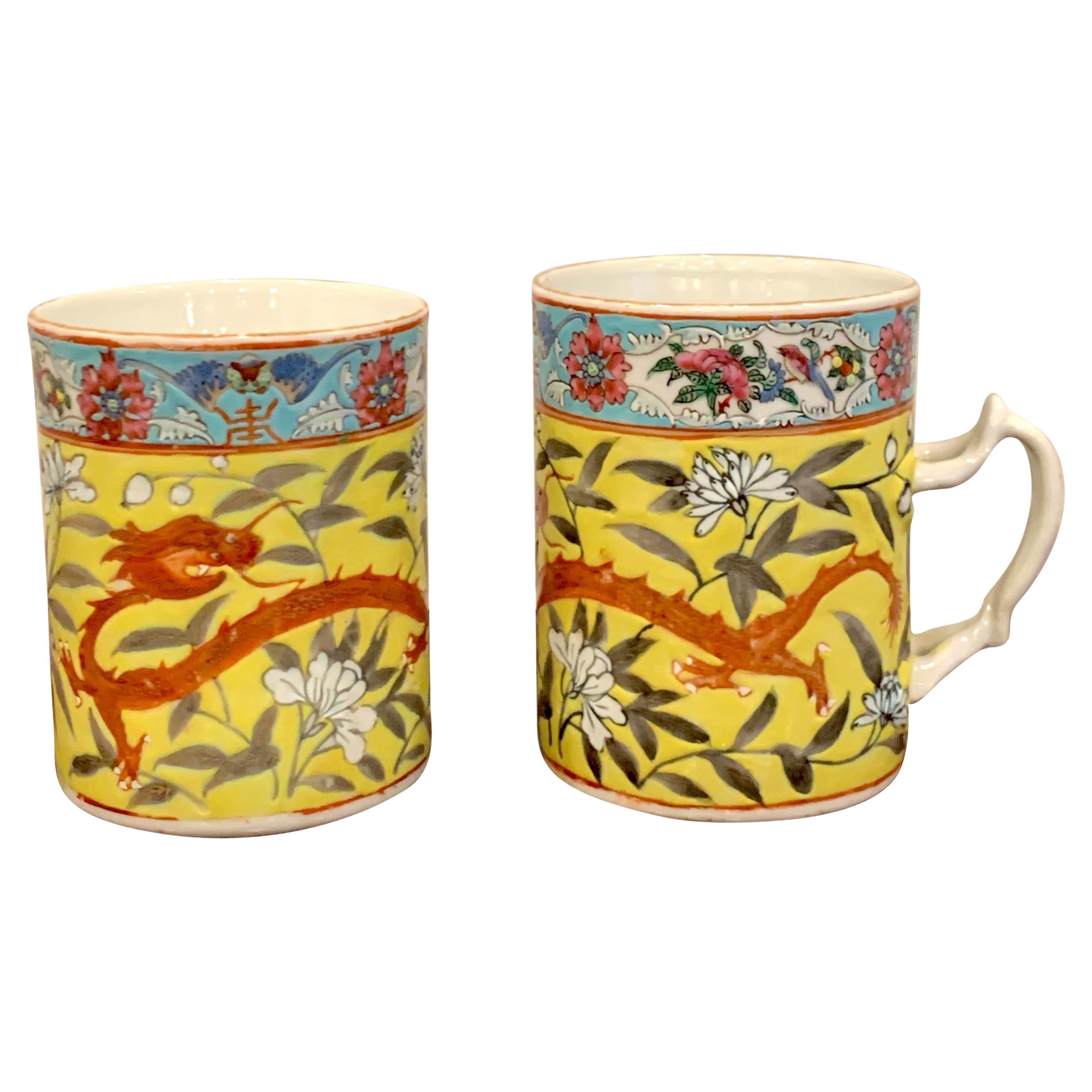 Pareja de tazas chinas de exportación del siglo XIX Famille Verte con motivo de dragón amarillo