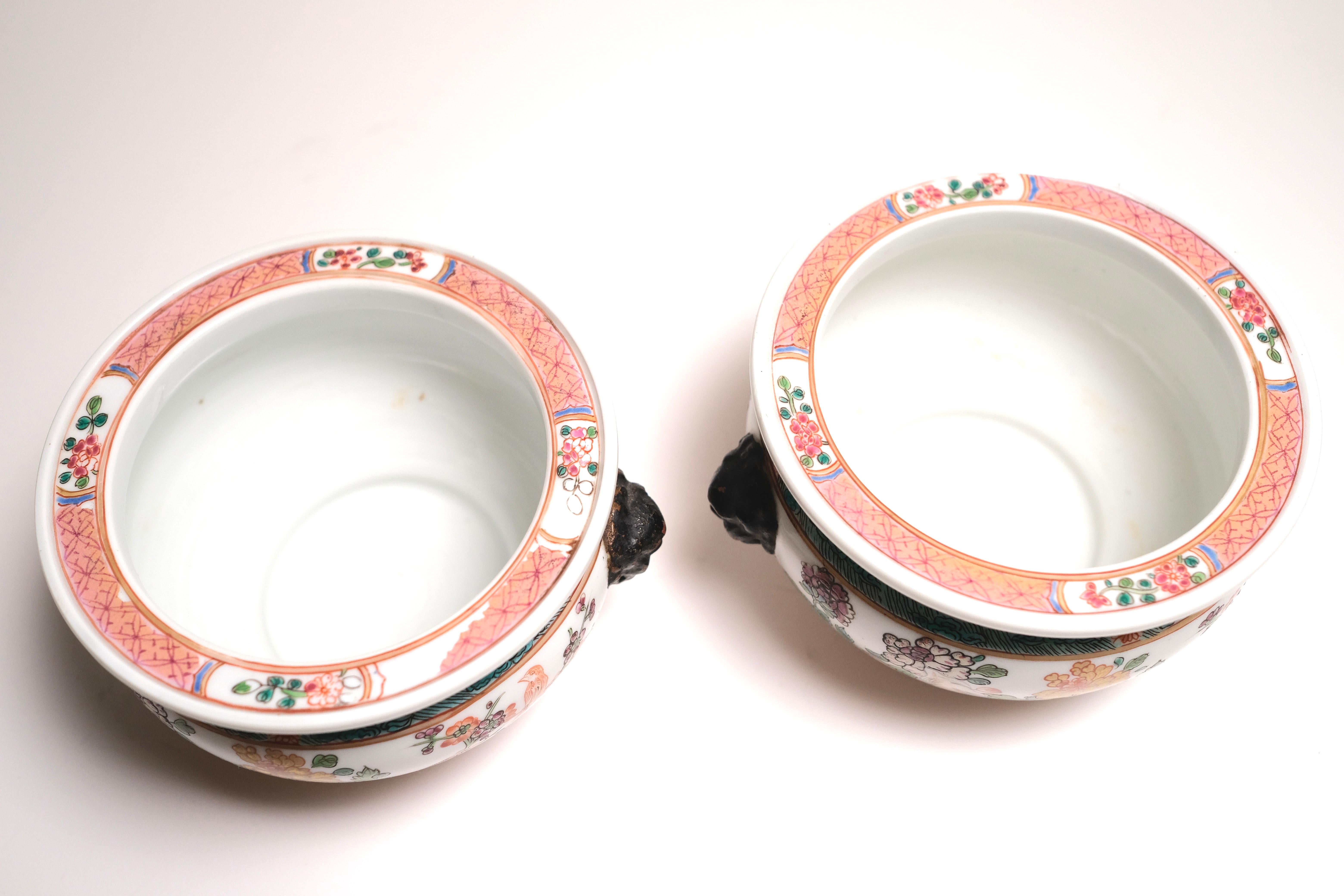 Hand-Painted Pair of 19th Century Chinese Export Petite Bowls For Sale