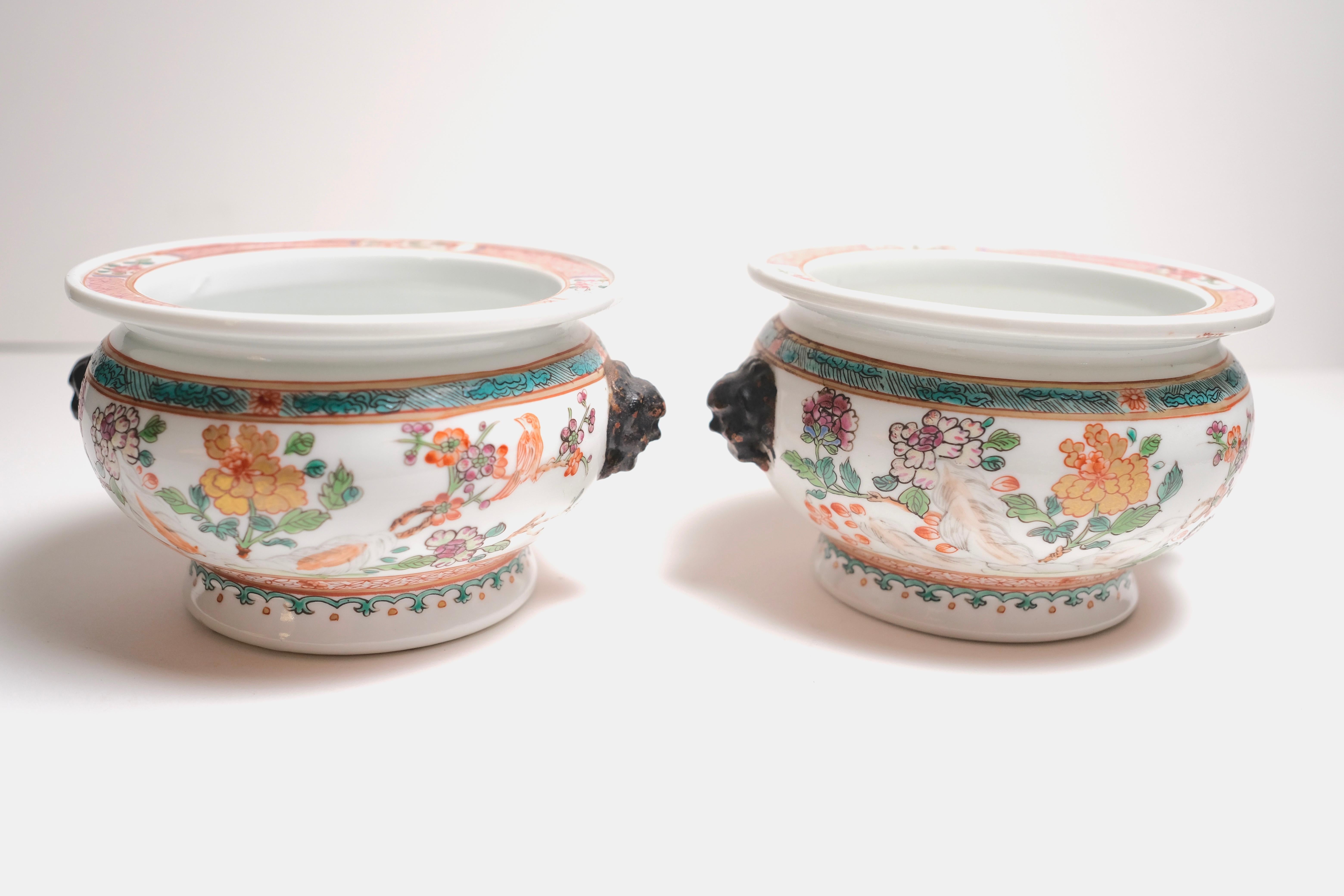 Pair of 19th Century Chinese Export Petite Bowls In Good Condition For Sale In Los Angeles, CA