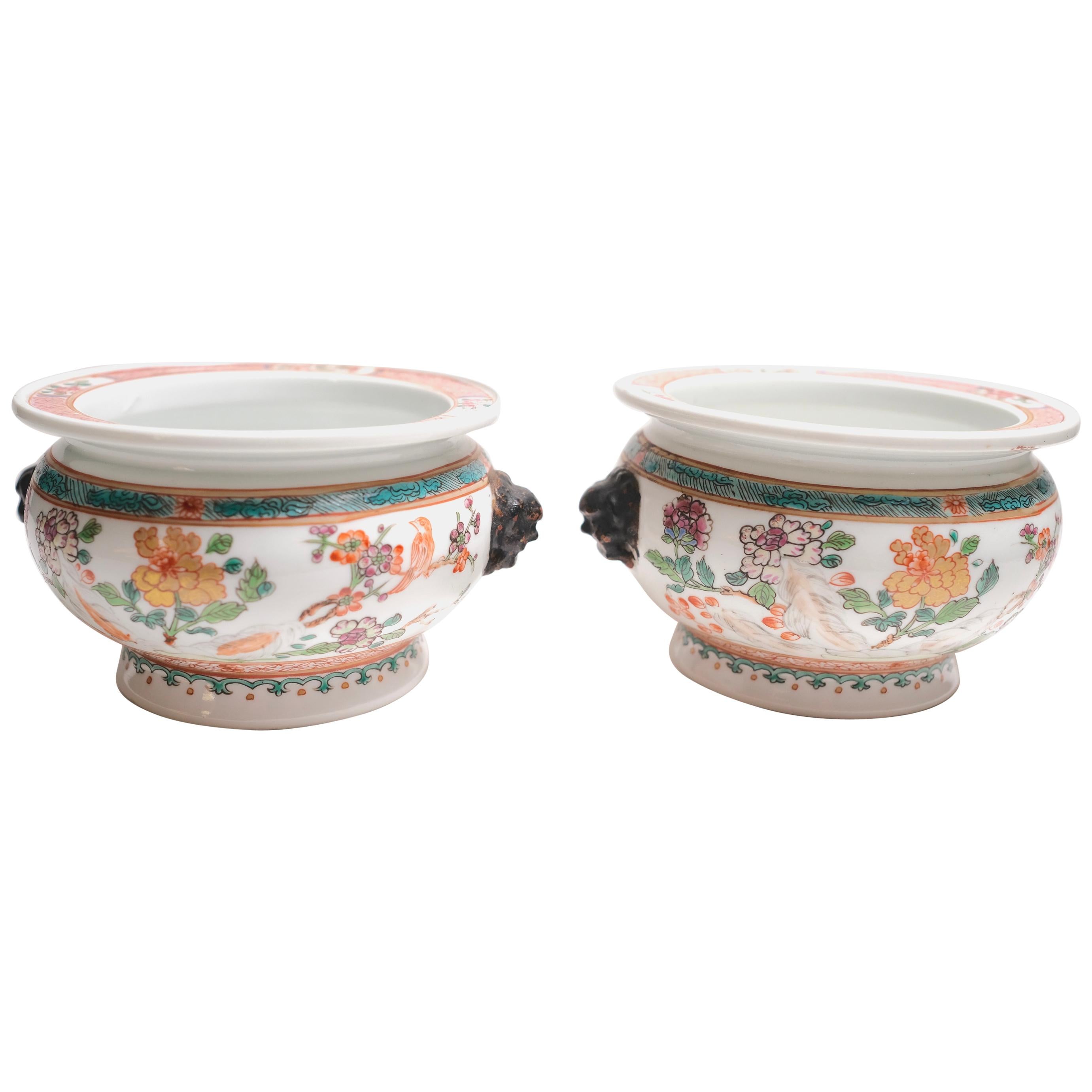 Pair of 19th Century Chinese Export Petite Bowls For Sale