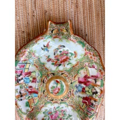 Paire de plats à crevettes en porcelaine chinoise d'exportation du XIXe siècle, ornés d'un médaillon en forme de rose