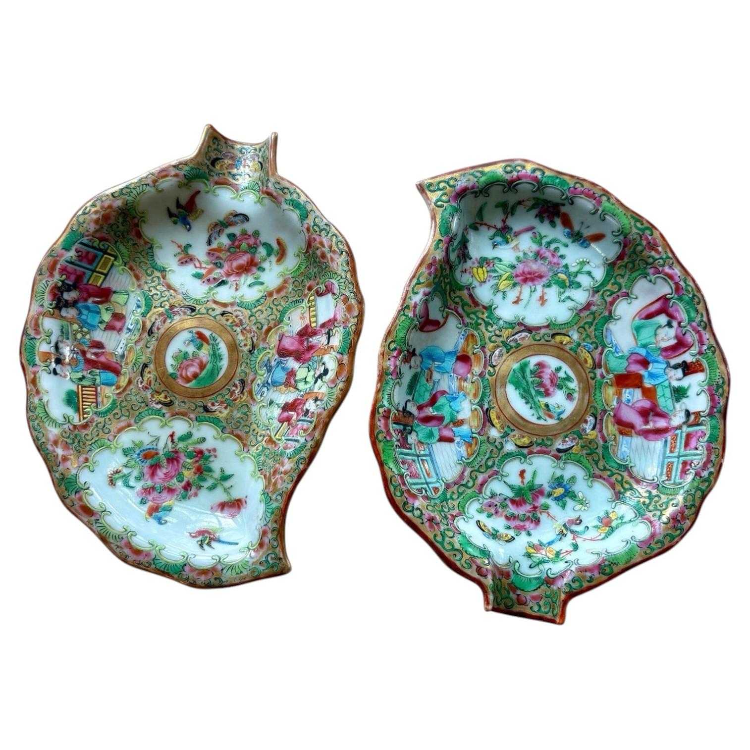 Par de platos chinos de porcelana con medallones de rosas, del siglo XIX, destinados a la exportación, con motivos de gambas