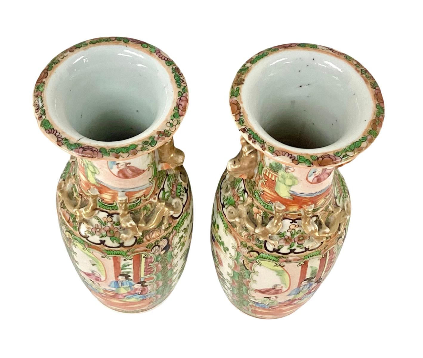 Paar chinesische Famille-Rose-Medaillon-Porzellanvasen des 19. Jahrhunderts (Chinesischer Export) im Angebot