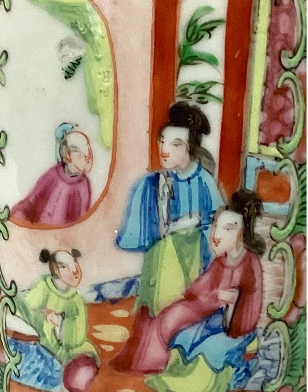 Paar chinesische Famille-Rose-Medaillon-Porzellanvasen des 19. Jahrhunderts im Zustand „Gut“ im Angebot in Bradenton, FL