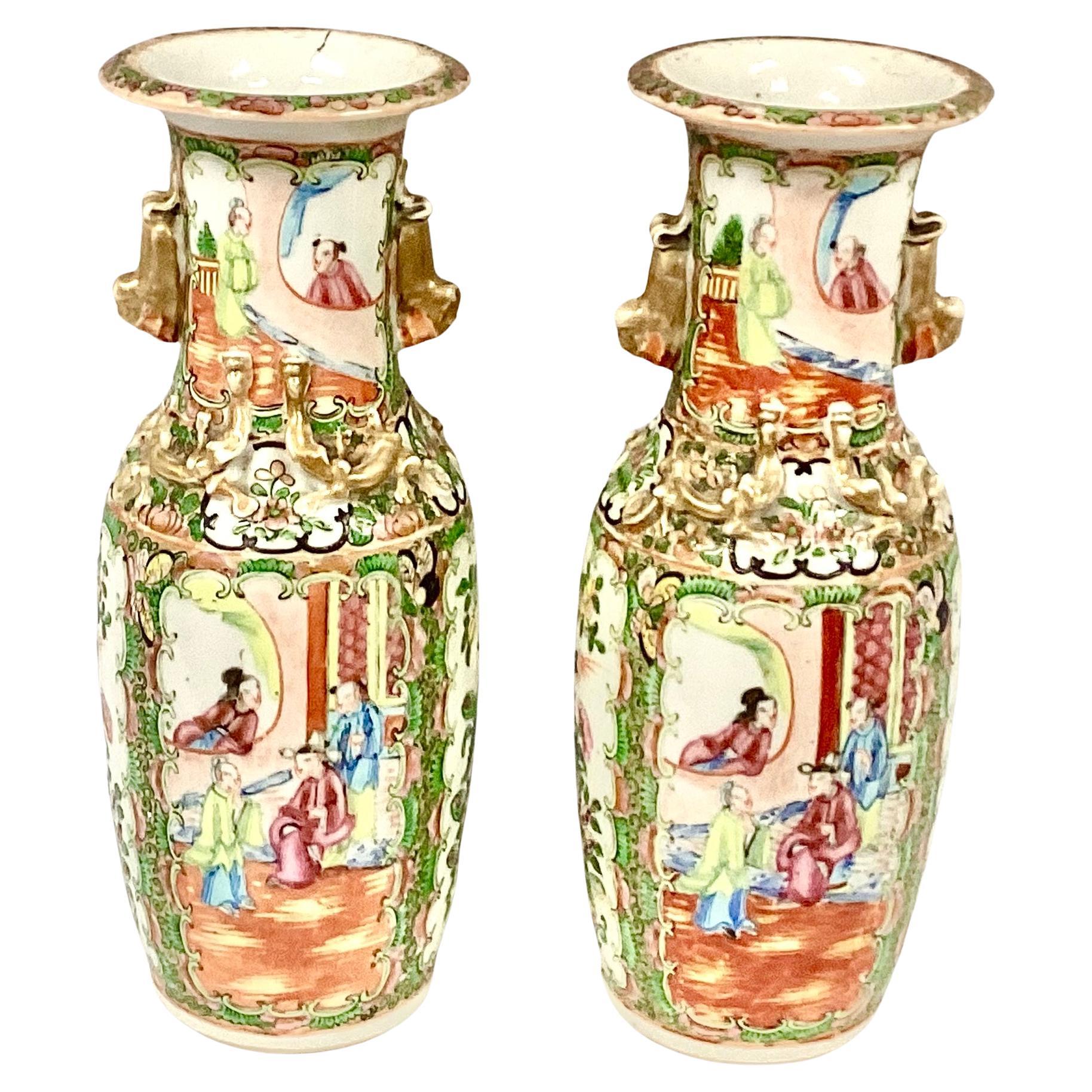 Pair of 19th Century Chinese Famille Rose Medallion Porcelain Vases For Sale 2