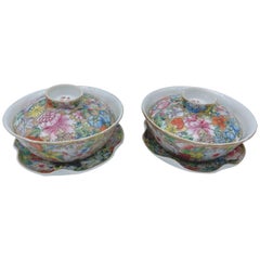 Paire de tasses chinoises du 19ème siècle en porcelaine à fleurs avec couvercle et base