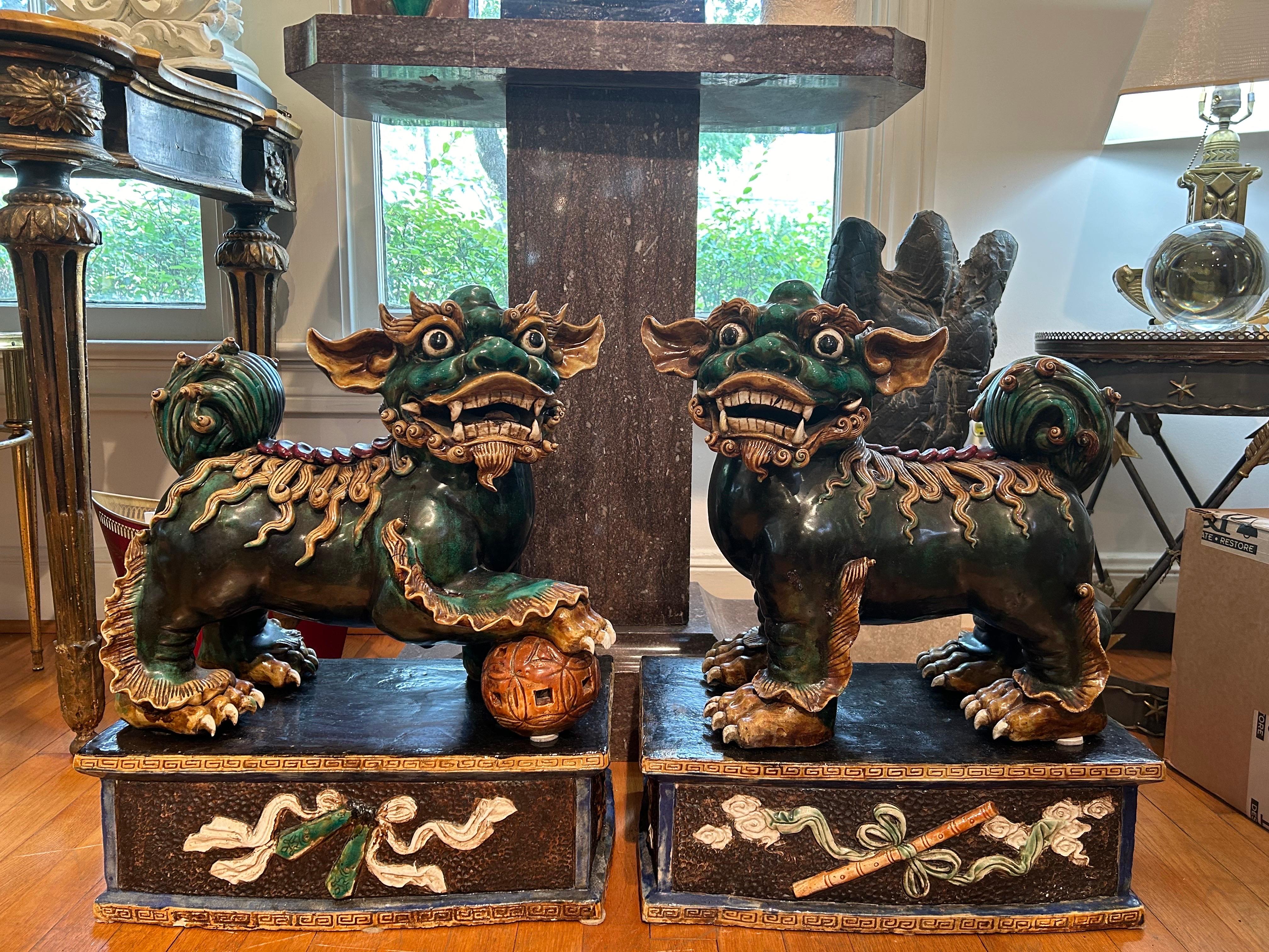 Coppia di cani da caccia cinesi del XIX secolo su cavalletto.
Splendida coppia di antichi cani o leoni cinesi in ceramica smaltata e decorata a mano. Questa bella coppia di foo dog da esportazione cinese è realizzata con colori favolosi e insoliti e