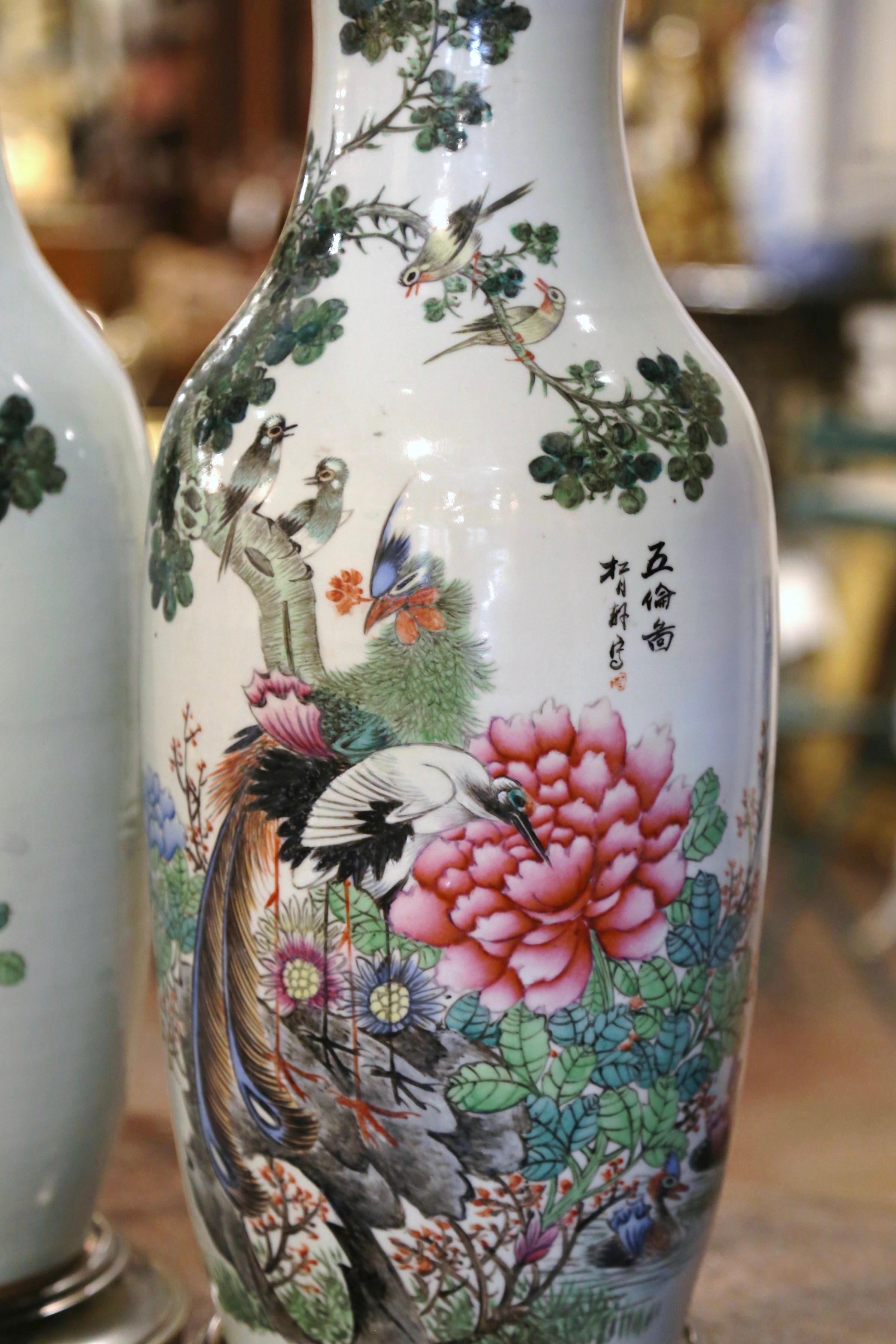 Fait main Paire de vases en porcelaine chinoise peinte à la main du 19ème siècle sur socle en laiton en vente