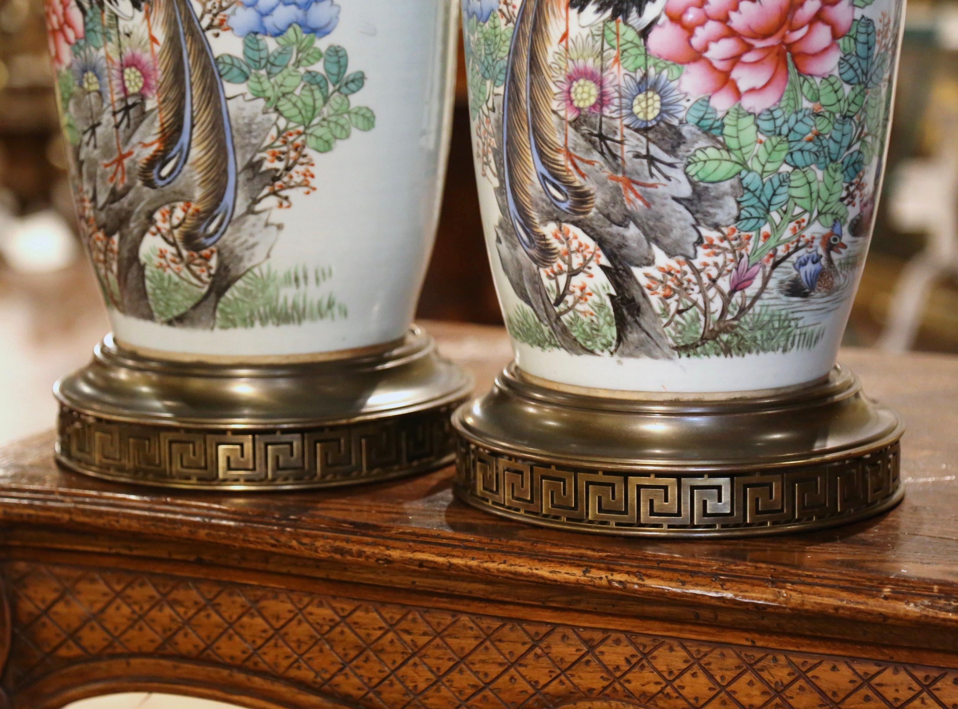 Paar chinesische handbemalte Porzellanvasen des 19. Jahrhunderts auf Messingböden im Angebot 1