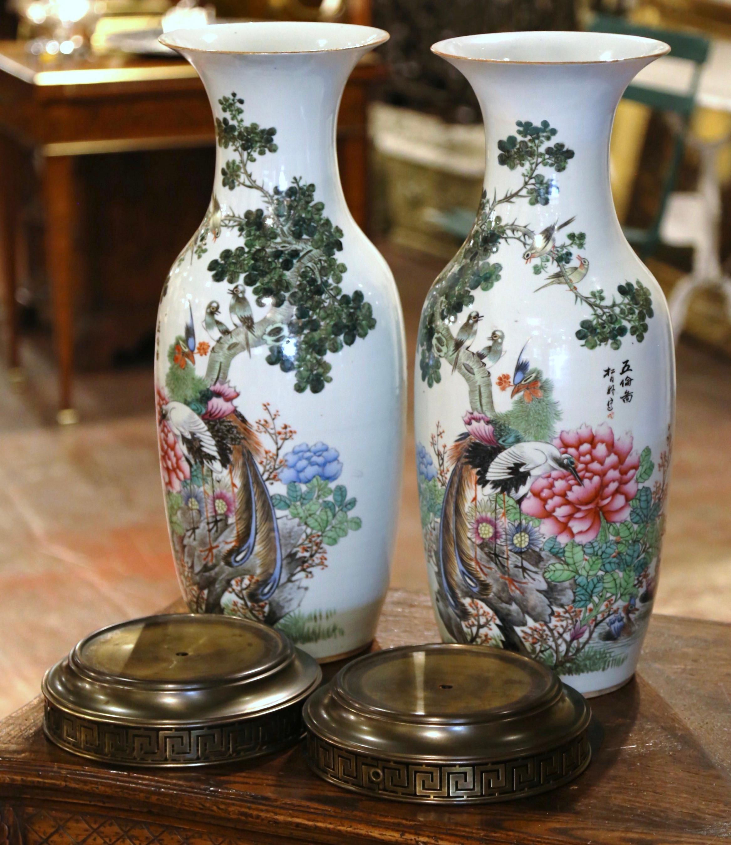Laiton Paire de vases en porcelaine chinoise peinte à la main du 19ème siècle sur socle en laiton en vente