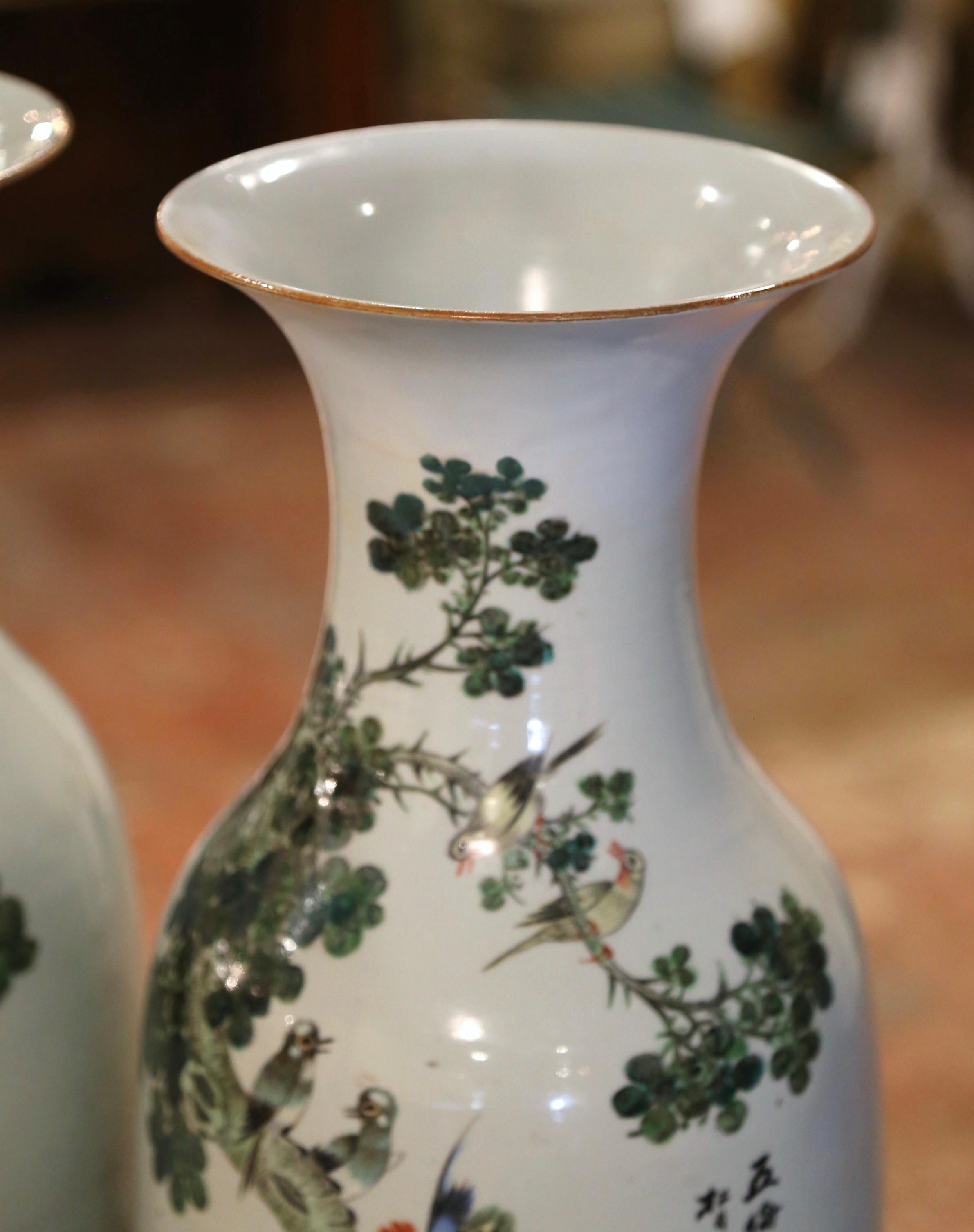 Paire de vases en porcelaine chinoise peinte à la main du 19ème siècle sur socle en laiton en vente 2