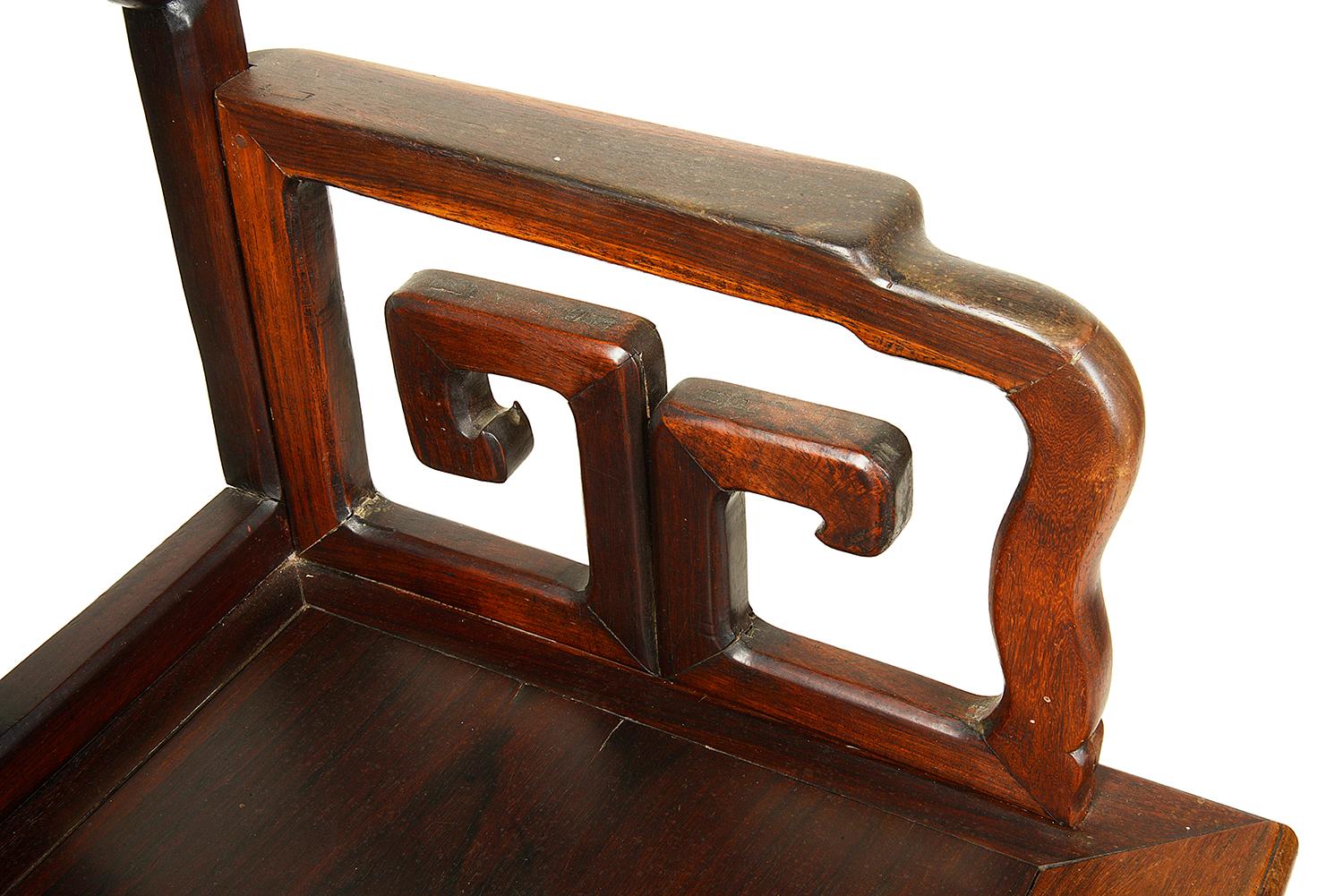 Paire de fauteuils chinois en bois de feuillus du XIXe siècle en vente 1