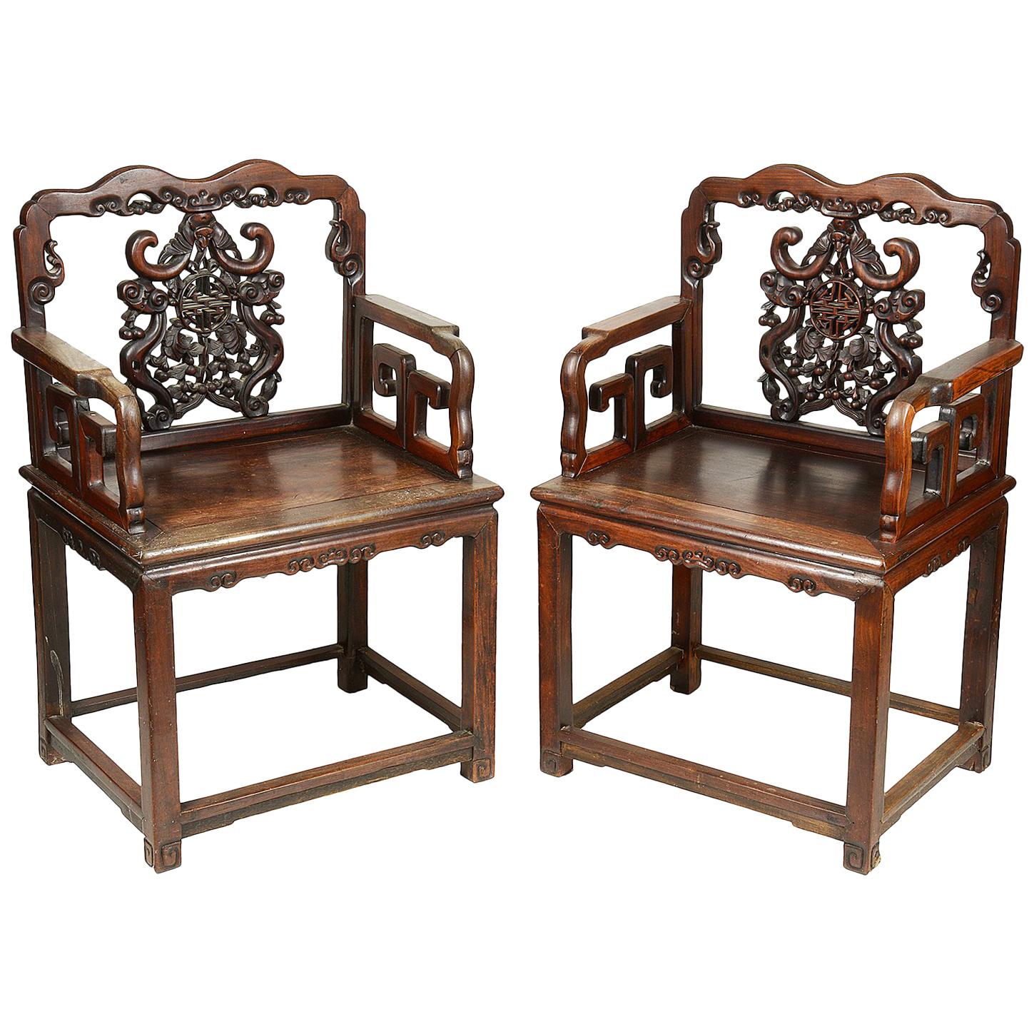 Paar chinesische Hartholzsessel aus dem 19. Jahrhundert im Angebot