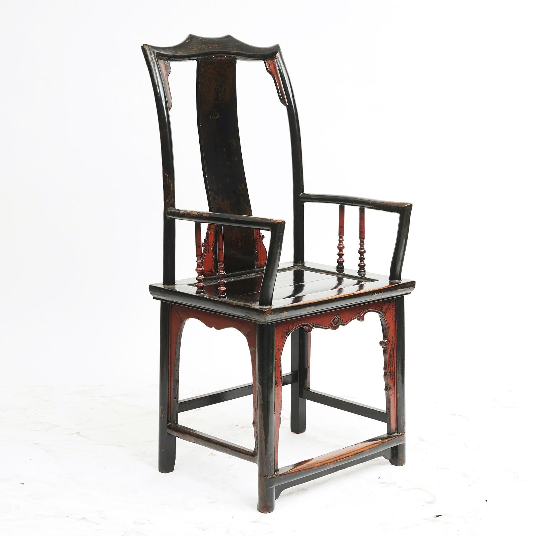Chinesischer Beamtenstuhl aus dem 19. Jahrhundert.
Ulmenholz, original rot und schwarz lackiert.
Rückenlehne mit vagen Resten von Verzierungen (natürliche Abnutzung).
Geschnitzte Schürzen mit Wellenschliff unter dem Sitz
Der Stuhl trägt den Namen