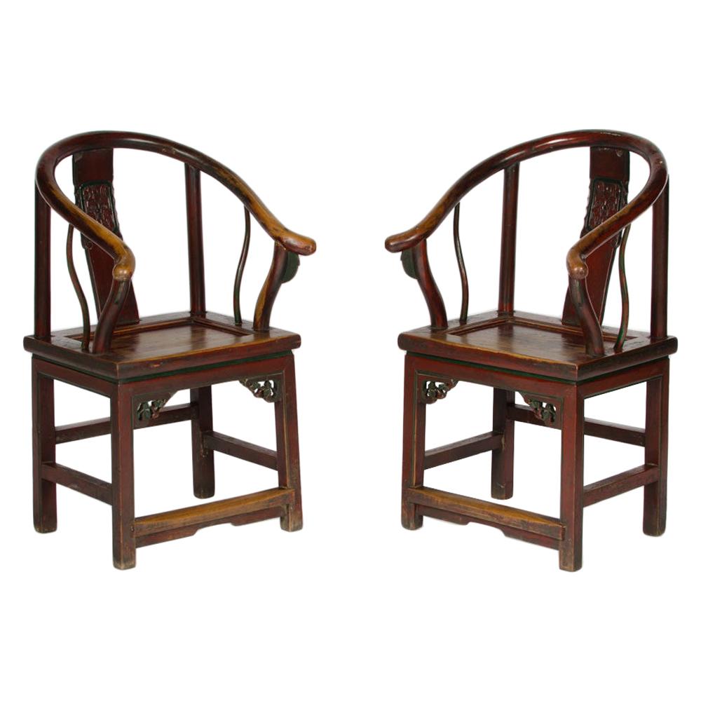 Paire de fauteuils chinois du 19ème siècle en bois de feuillus peint avec dossier en fer à cheval