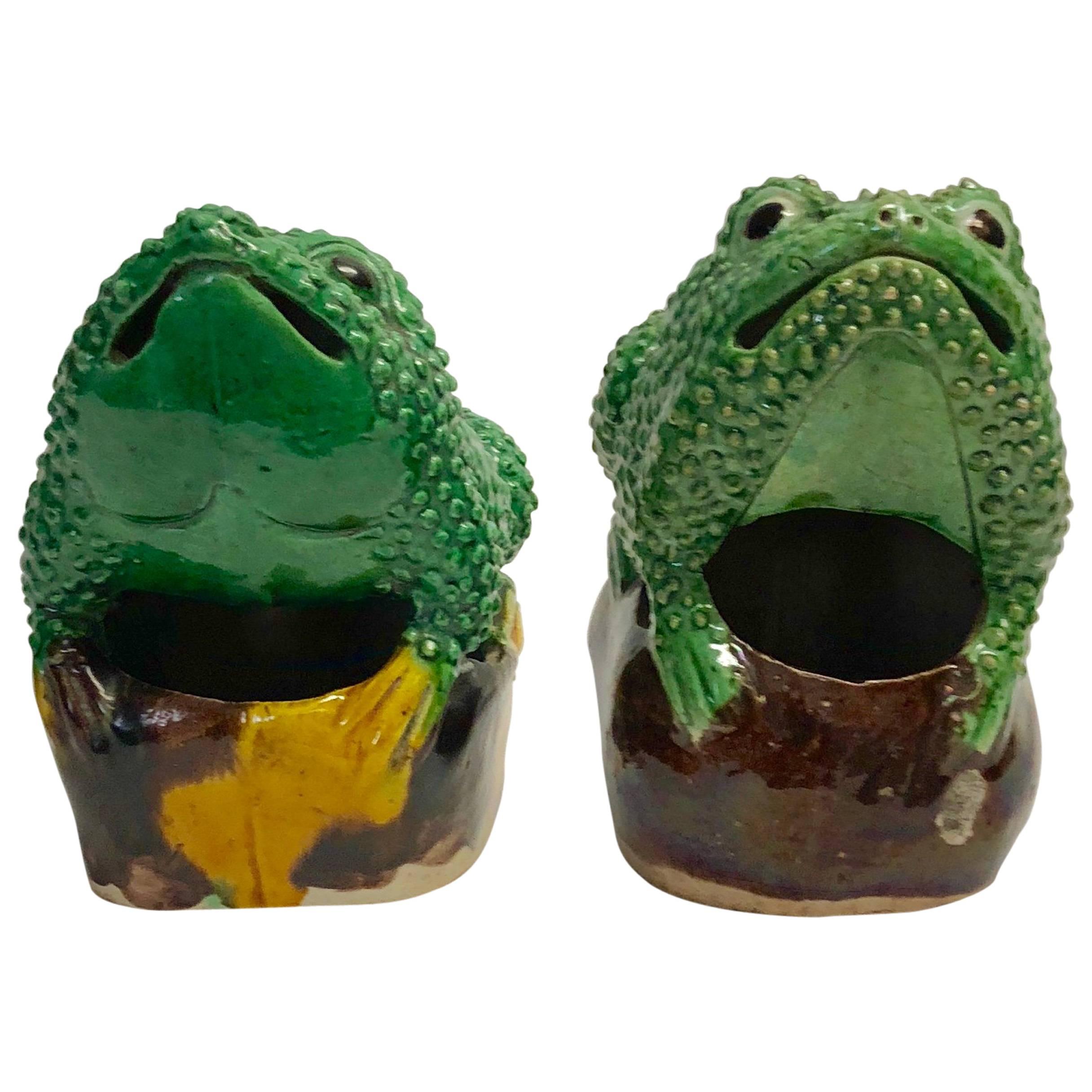 Paire de grenouilles en porcelaine Famille Verte du 19e siècle en forme d'œuf/épinard émaillé en vente