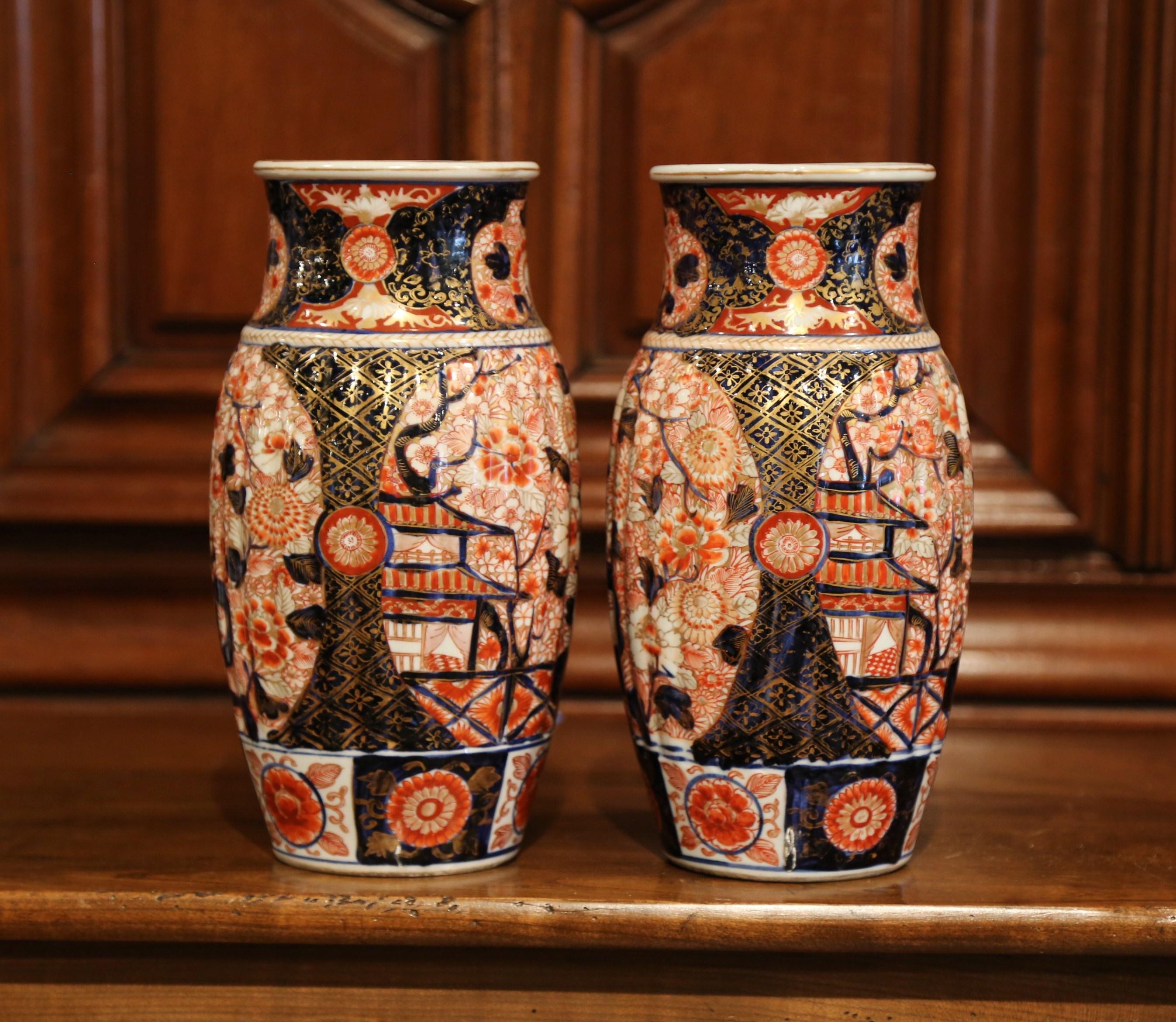Pair of 19th Century Japanese Porcelain Imari Vases with Floral Decor In Good Condition In Dallas, TX